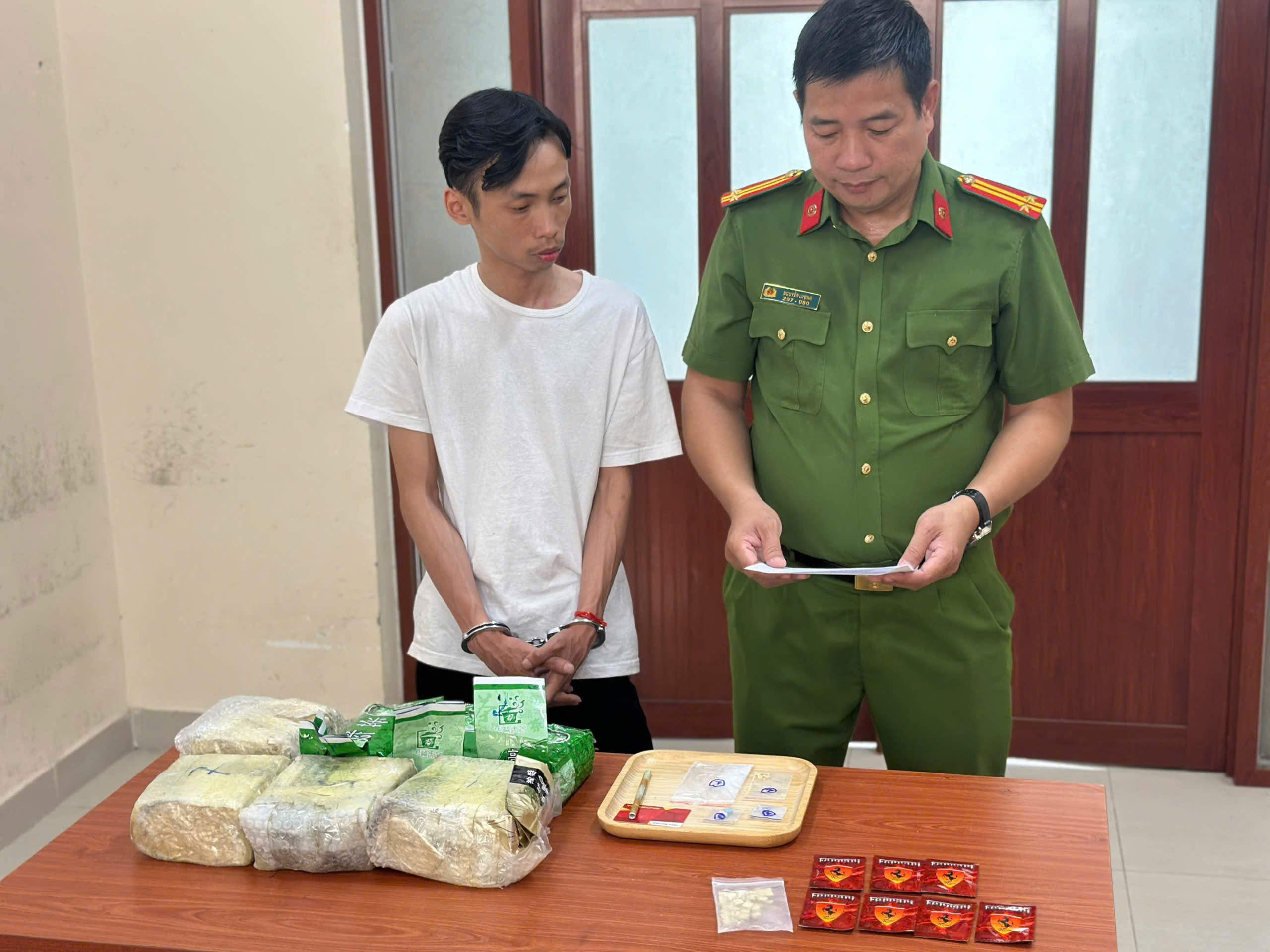 C&ocirc;ng an TPHCM bắt 30 người sau khi kiểm tra một &ocirc; t&ocirc; đang lưu th&ocirc;ng - Ảnh 3.