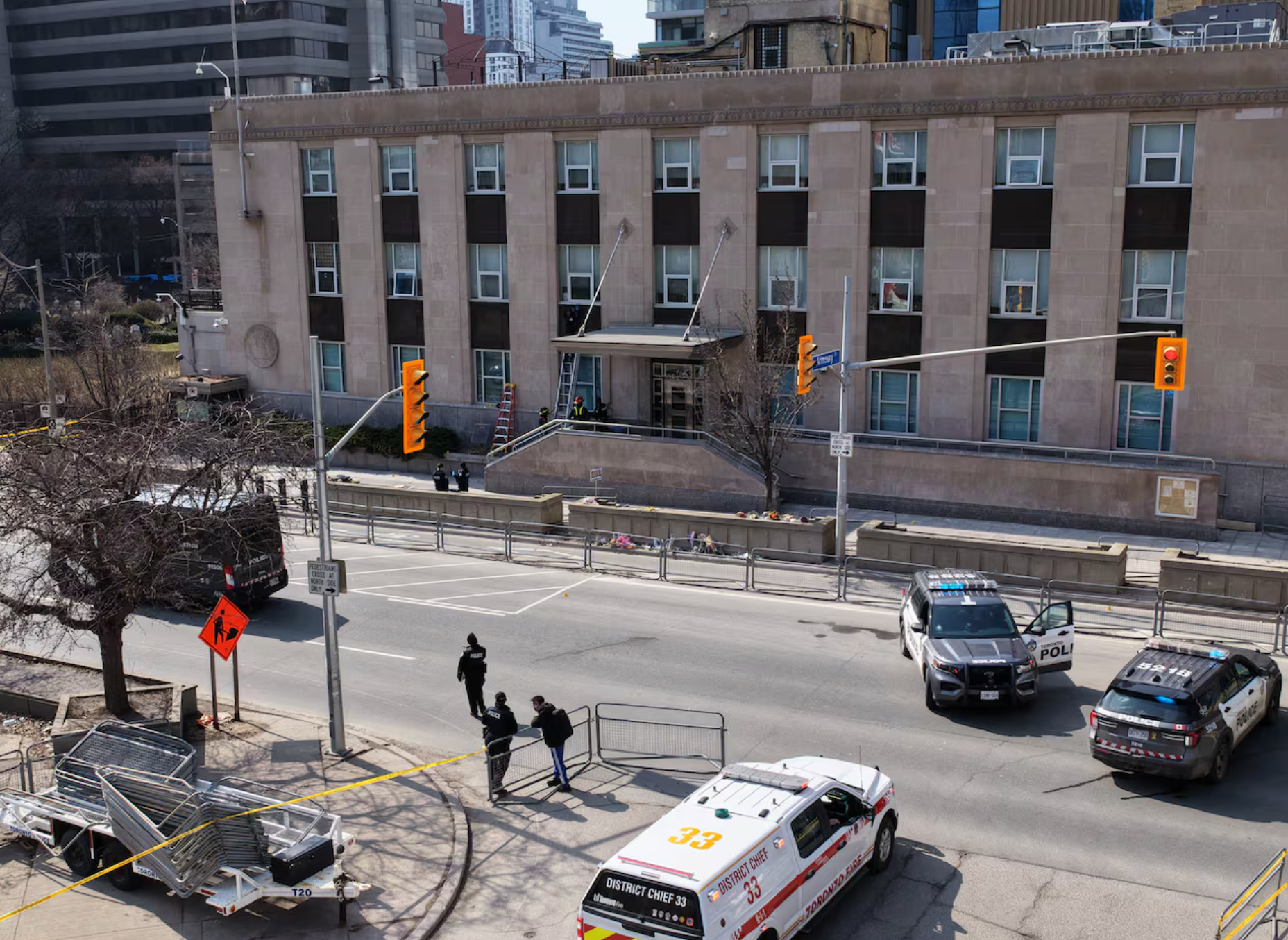 Nổ súng vào Lãnh sự quán Mỹ ở Toronto, Canada truy tìm 2 nghi phạm - Ảnh 1.