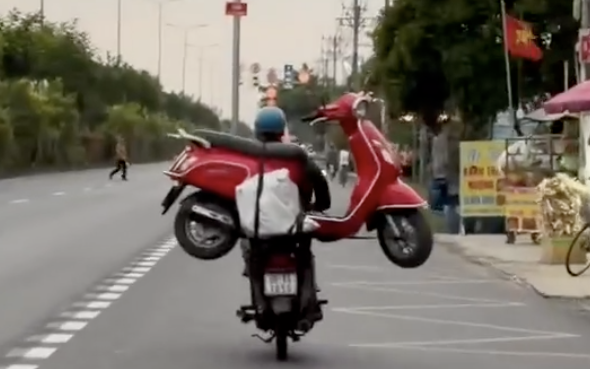 Truy tìm người đàn ông lái xe máy chở theo xe máy ở TPHCM