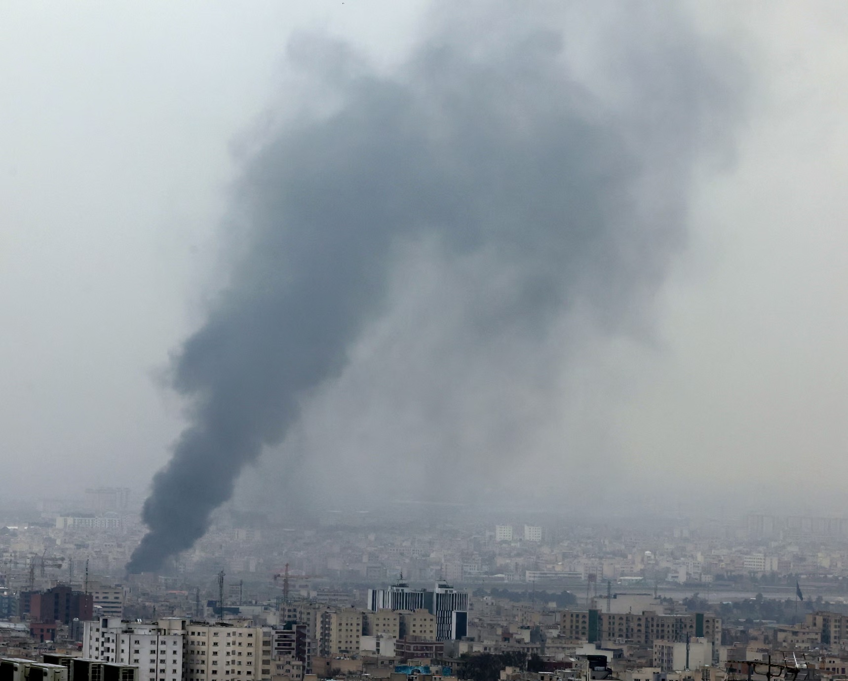 Tehran hứng chịu "đ&ecirc;m tấn c&ocirc;ng tồi tệ nhất", Israel c&aacute;o buộc Iran d&ugrave;ng "vũ kh&iacute; cấm" - Ảnh 1.