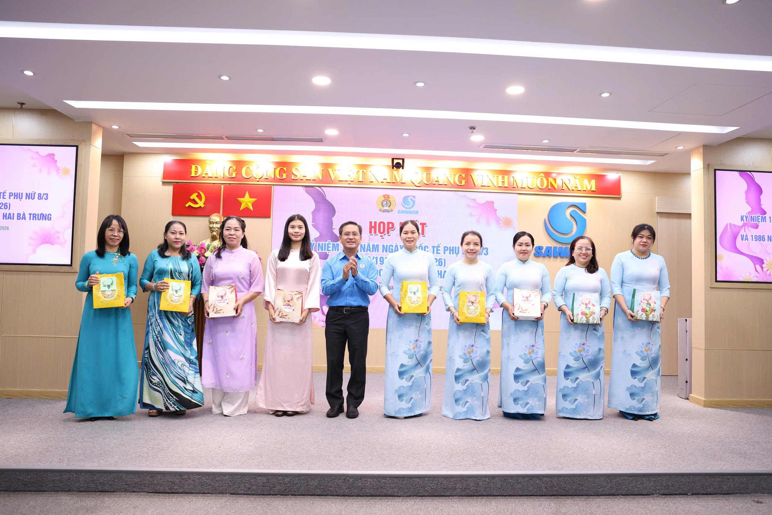 Biểu dương lao động nữ giỏi việc nước, đảm việc nhà - Ảnh 1.