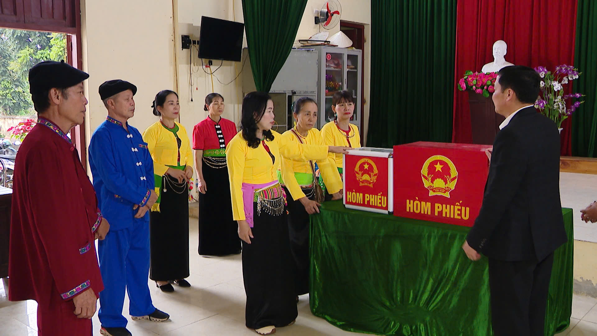Không khí chuẩn bị bầu cử Quốc hội 2026 tại Hà Nội rộn ràng và sôi động - Ảnh 11.