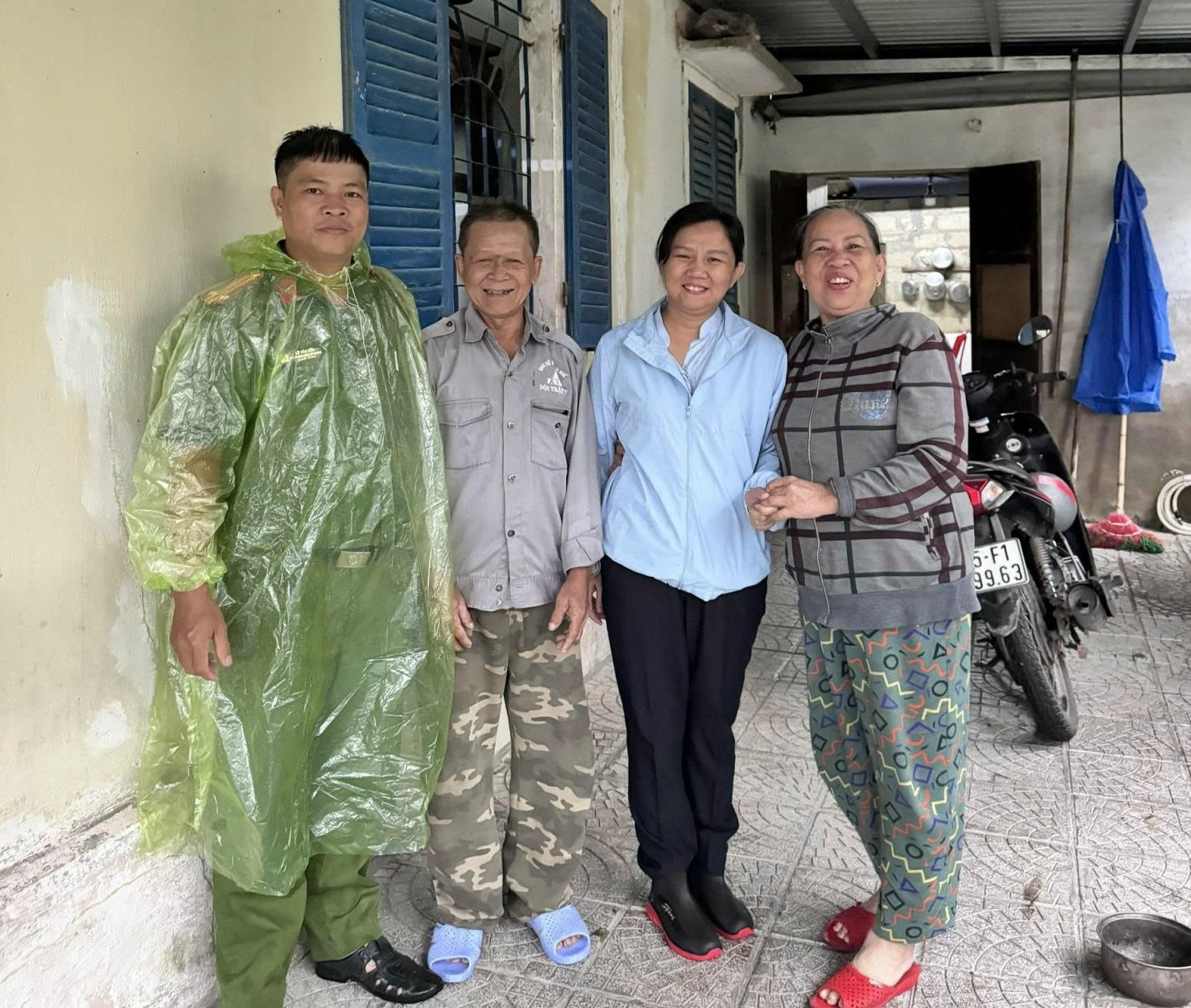 Nữ chủ tịch phường An Cựu Ho&agrave;ng Thị Như Thanh hết l&ograve;ng v&igrave; d&acirc;n trong lũ lụt 2025 - Ảnh 1.