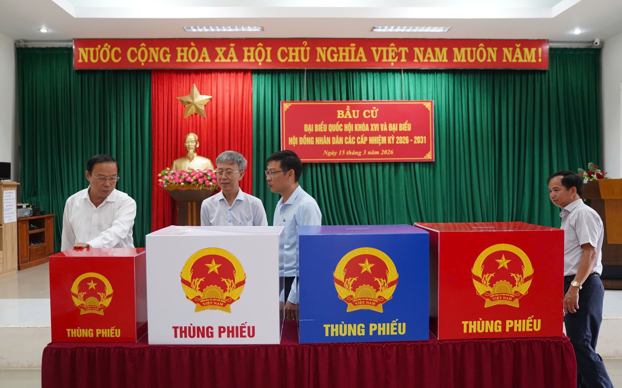 Cử tri Đặc khu Côn Đảo nô nức tham gia ngày bầu cử 2026 - Ảnh 16.