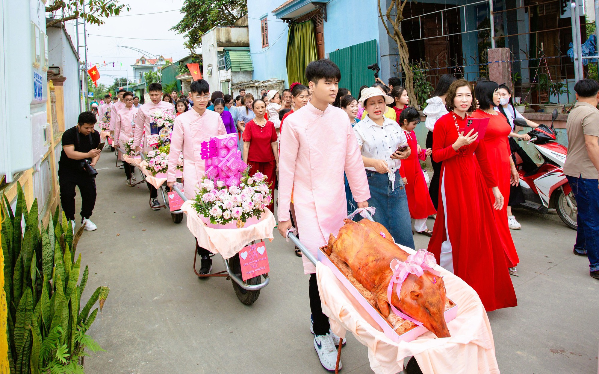 Chú rể mang 9 xe rùa chở sính lễ đi hỏi vợ