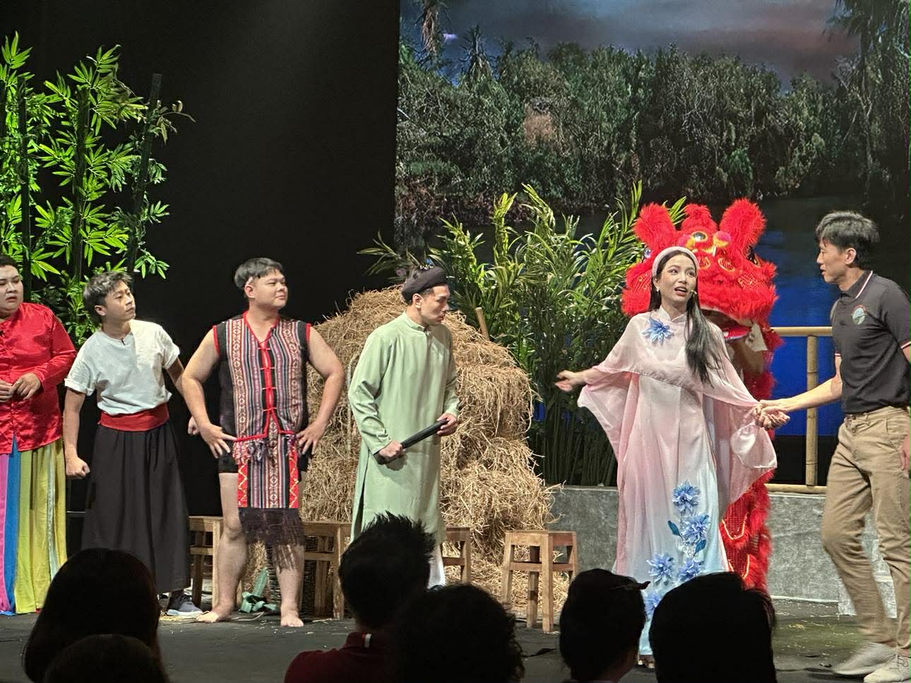 NSƯT Ho&agrave;i Linh t&aacute;i ngộ kh&aacute;n giả Đ&agrave; Nẵng với "Ra gi&ecirc;ng cho cưới h&ocirc;ng?" - Ảnh 4.