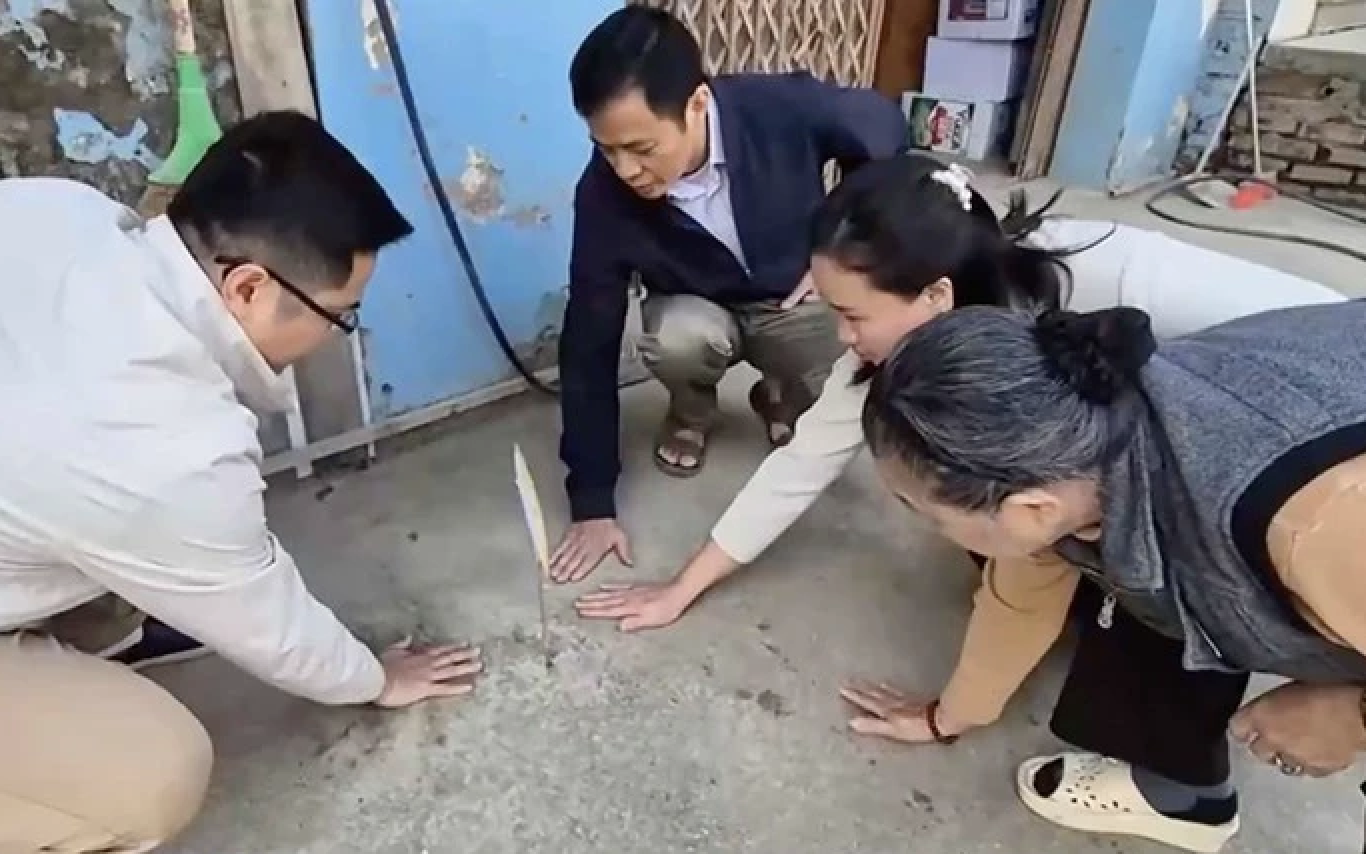 Khoảnh vỉa hè ở Hà Nội nóng bất thường trên 40 độ C