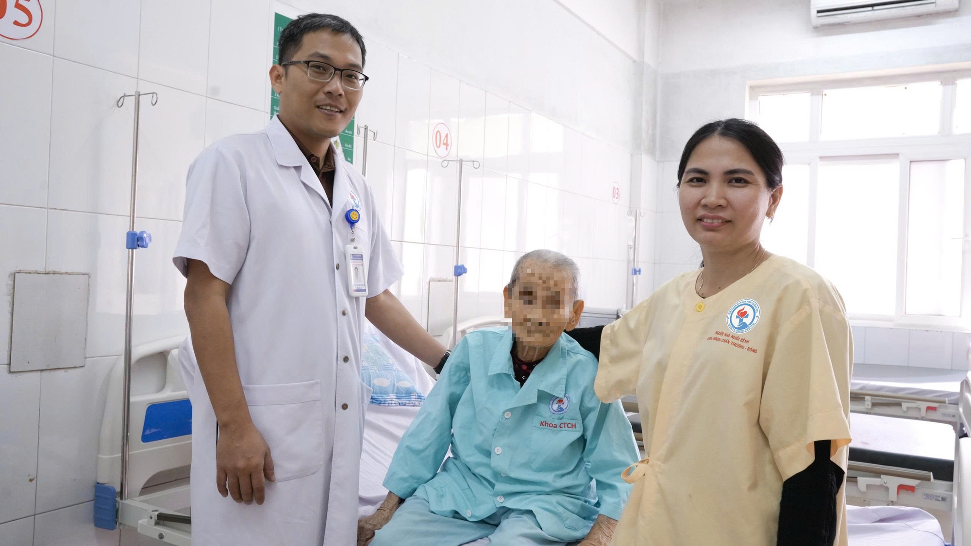 Phẫu thuật thay khớp háng cho bệnh nhân 106 tuổi - Ảnh 1.