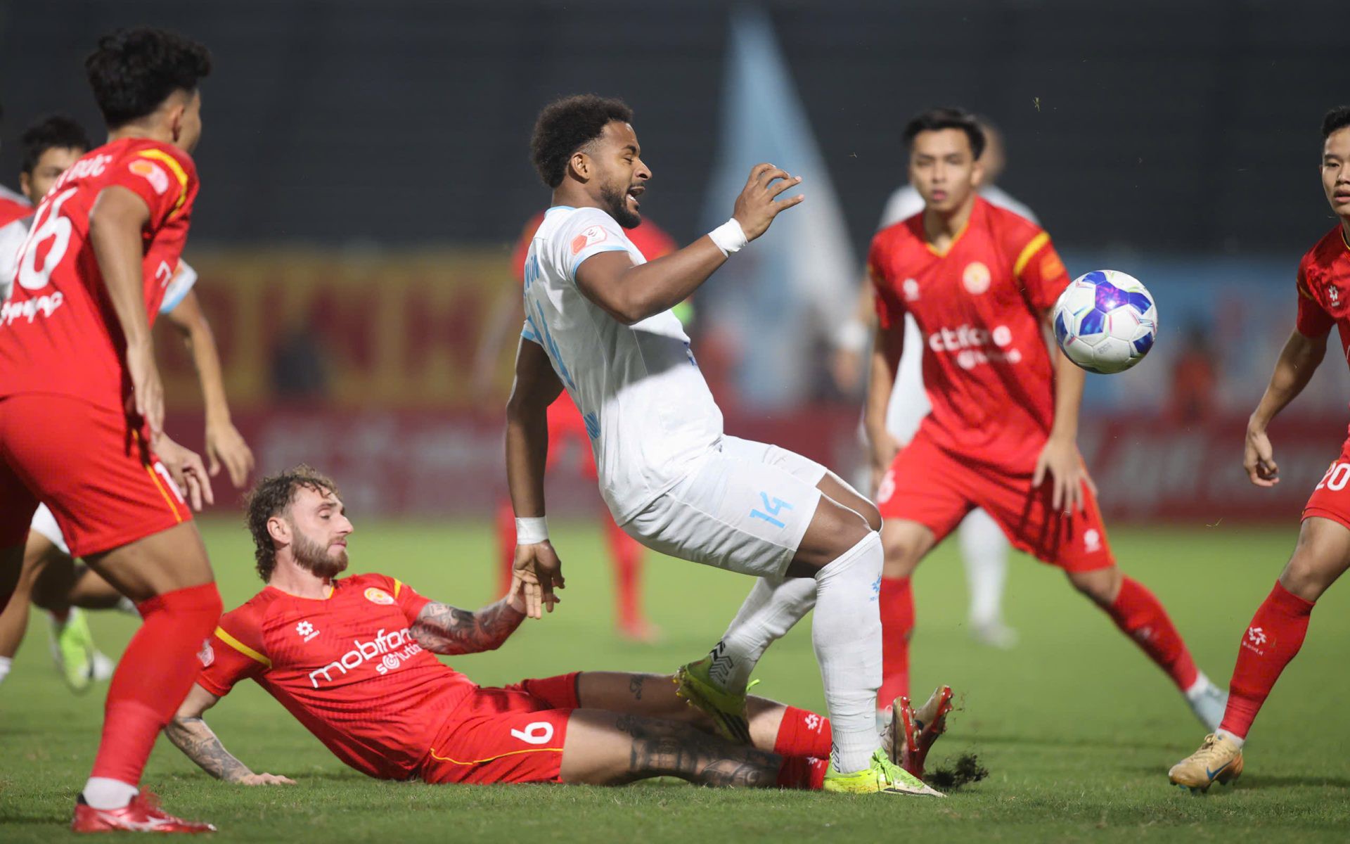 Vòng 16 V-League 2025-2026: Cơ hội cho Xuân Son chỉnh "thước ngắm"