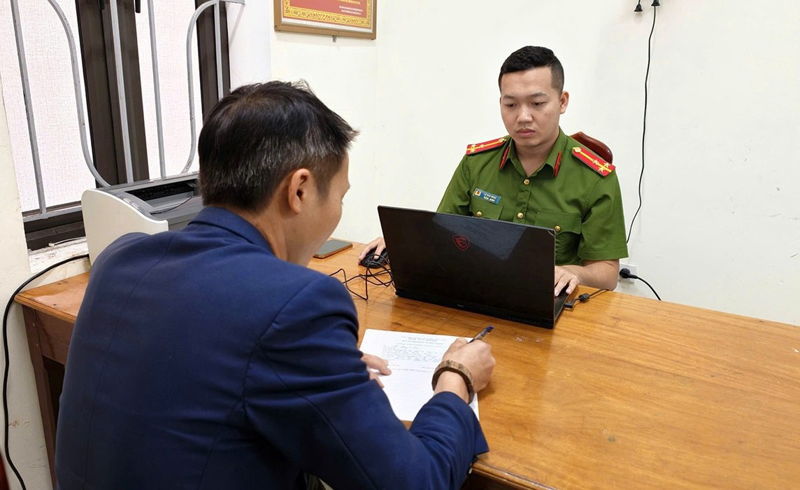Giám đốc doanh nghiệp ngang nhiên dừng xe giữa đường, dùng gậy “tác động” vào chân người đi xe máy - Ảnh 1.