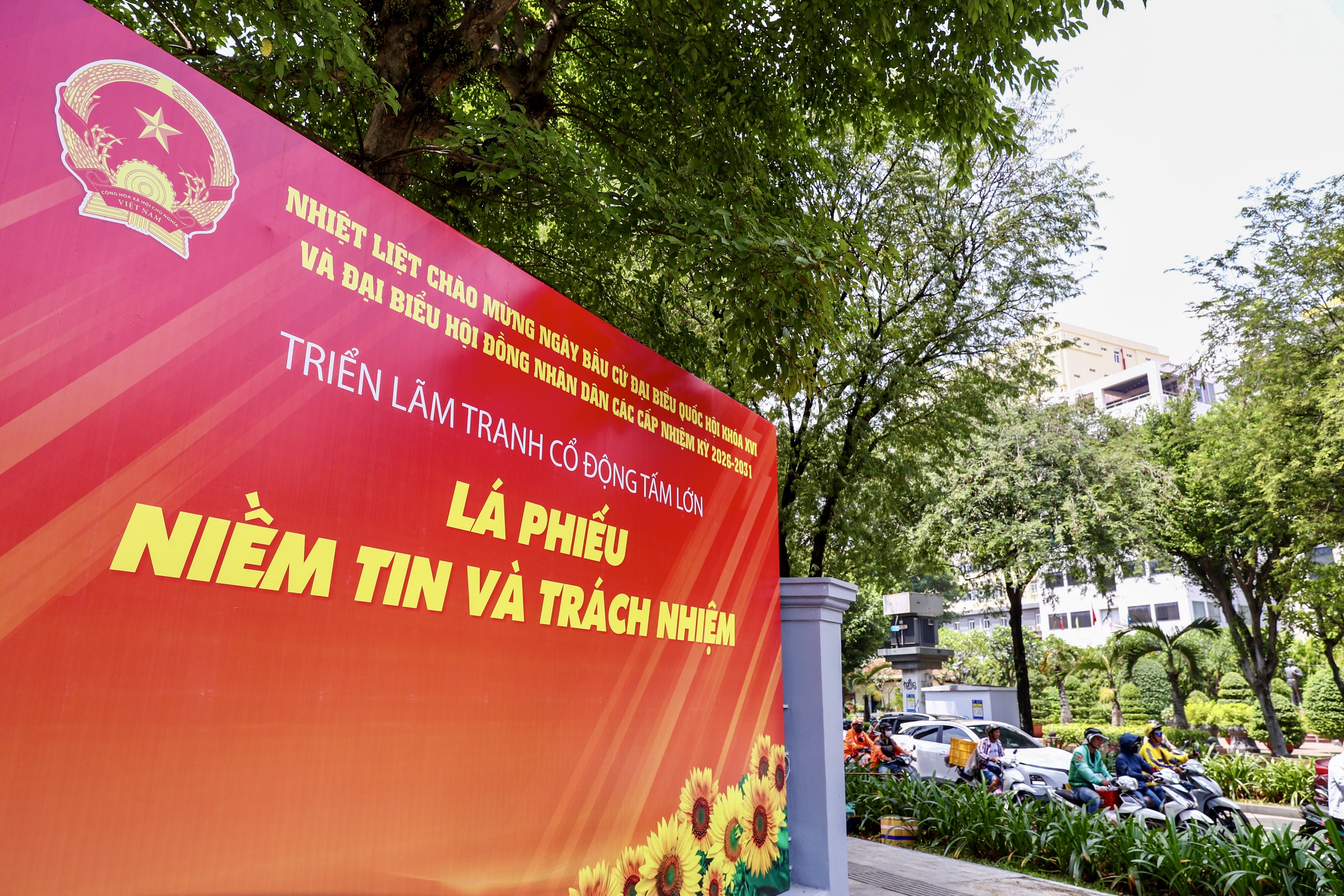 TPHCM rực rỡ cờ hoa chào mừng bầu cử Quốc hội khóa XVI 2026 - Ảnh 12.