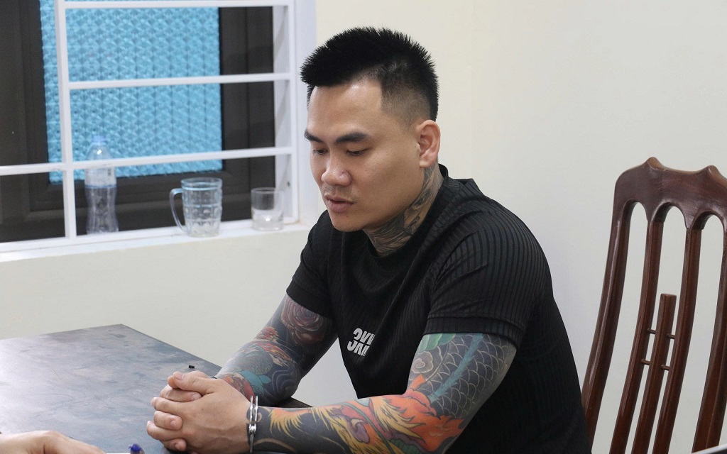 Hé lộ nguyên nhân vụ cầm dao đi bộ trên phố rồi bất ngờ xông vào quán cà phê chém người