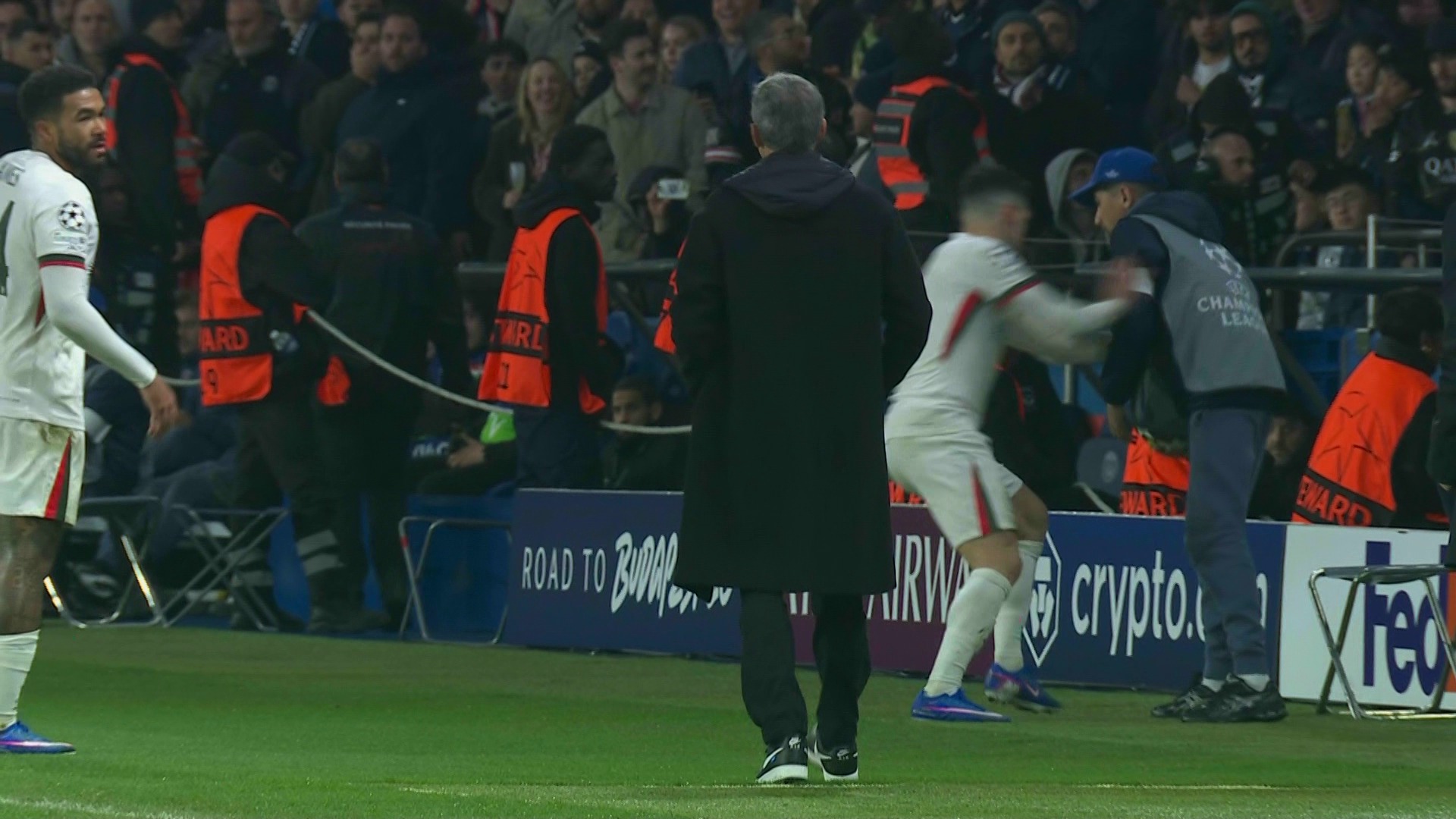 Cận cảnh pha “xấu chơi” của sao Chelsea ở Champions League - Ảnh 1.