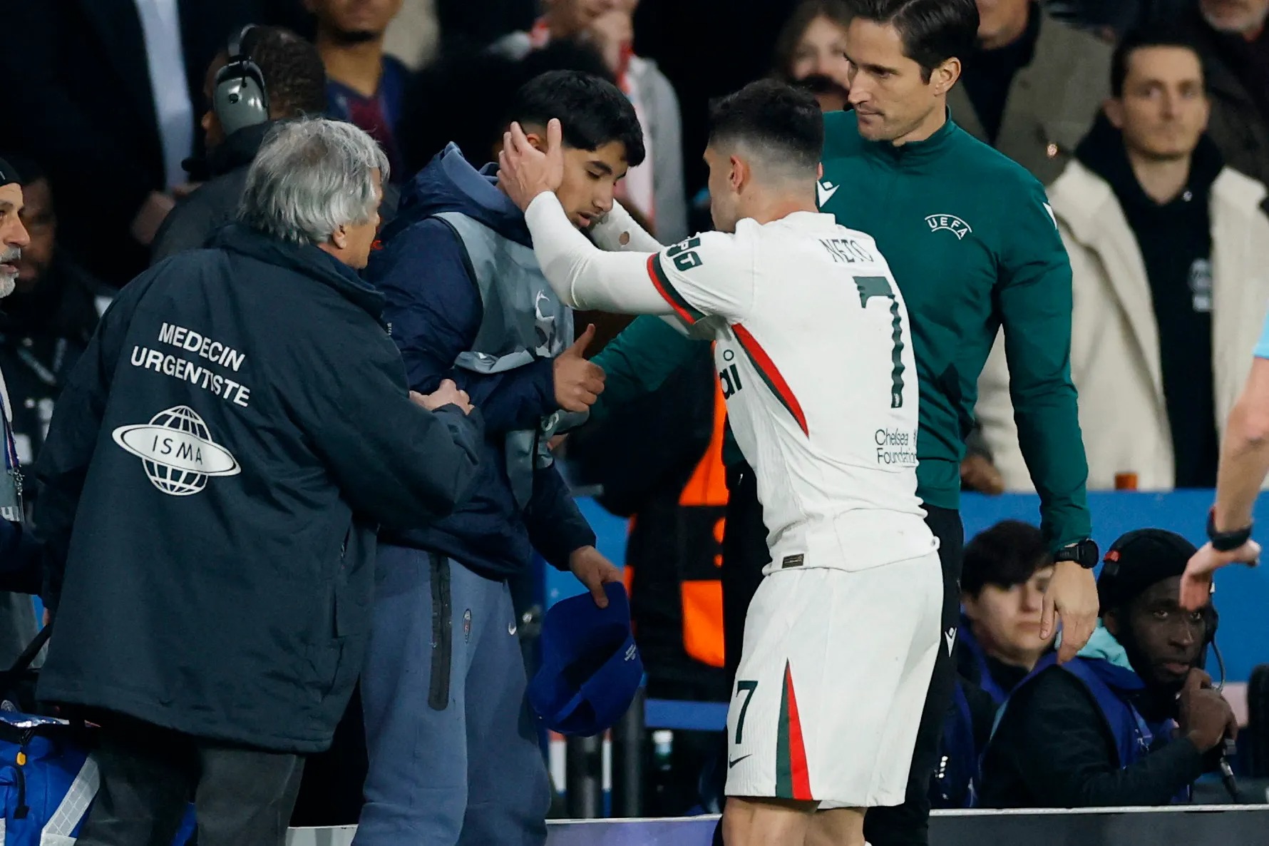 Cận cảnh pha “xấu chơi” của sao Chelsea ở Champions League - Ảnh 5.
