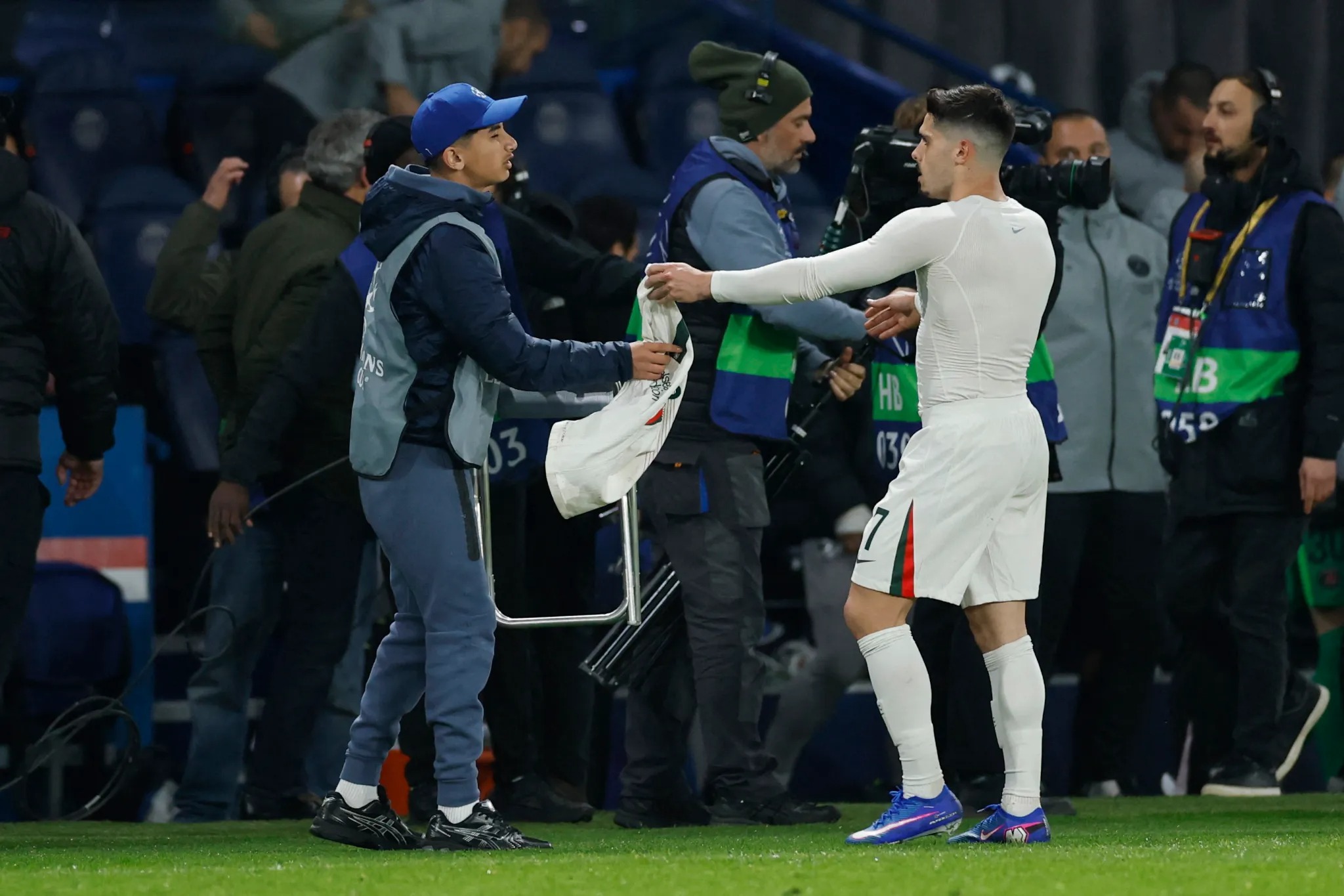 Cận cảnh pha “xấu chơi” của sao Chelsea ở Champions League - Ảnh 6.