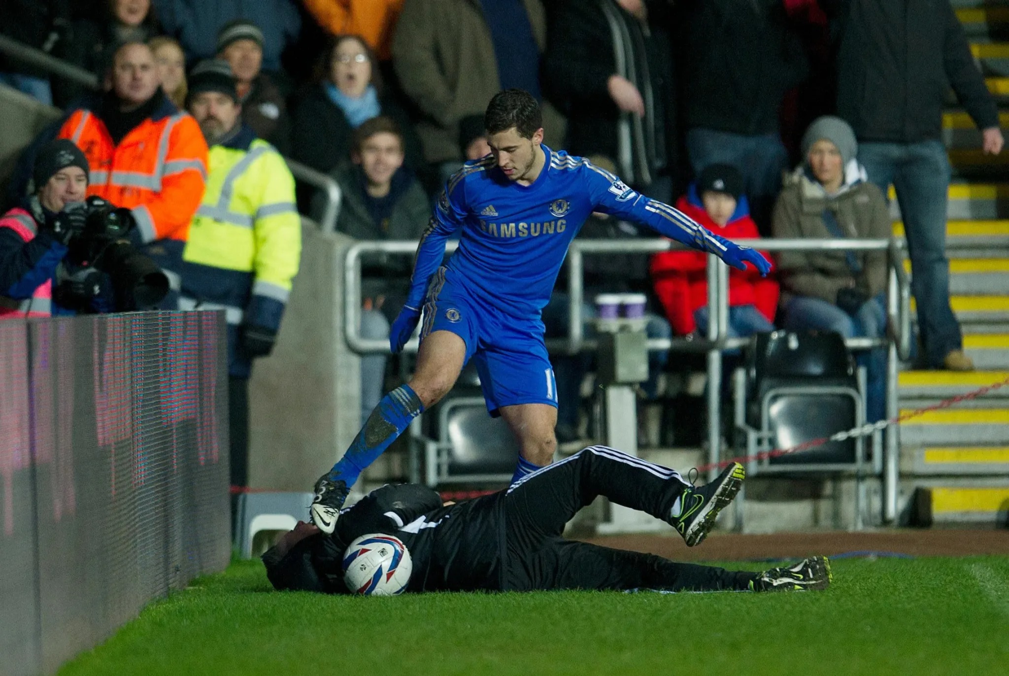 Cận cảnh pha “xấu chơi” của sao Chelsea ở Champions League - Ảnh 7.