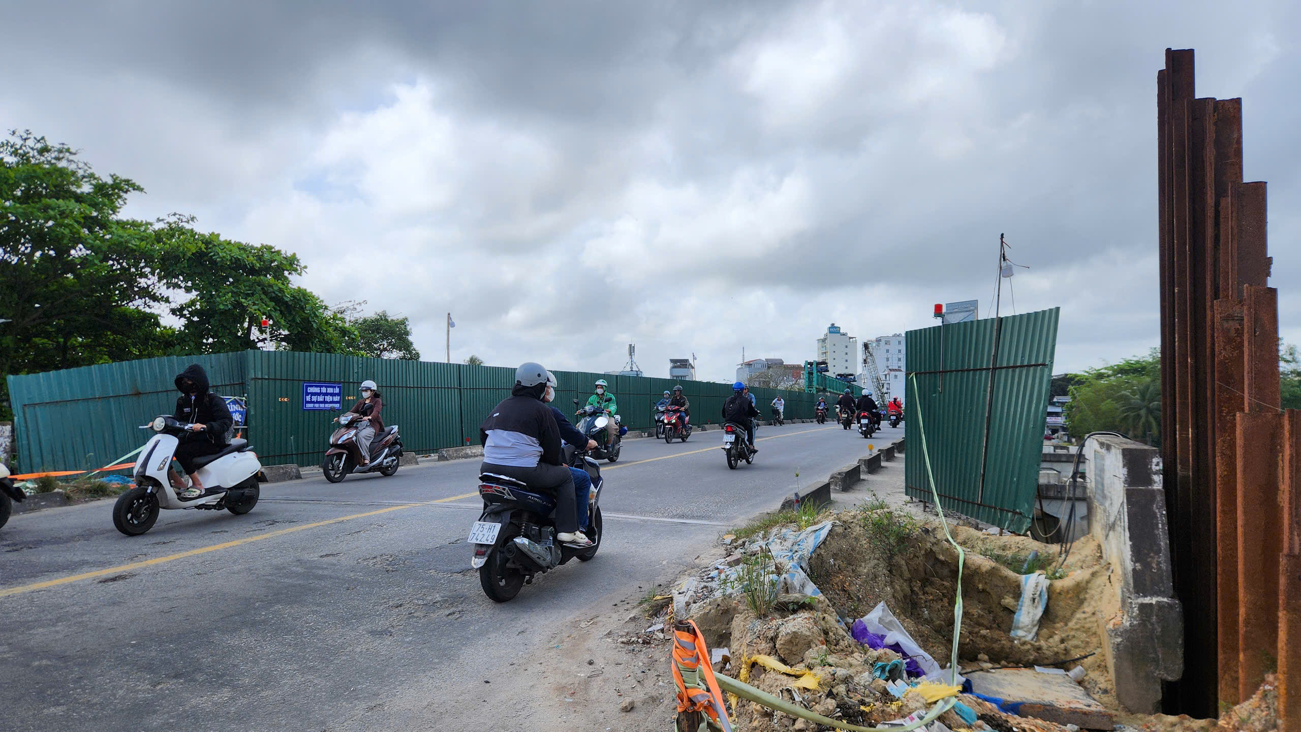 Nh&agrave; thầu chậm tiến độ tại Huế bị phạt 1 , 5 tỉ đồng vẫn thi c&ocirc;ng đủng đỉnh - Ảnh 11.