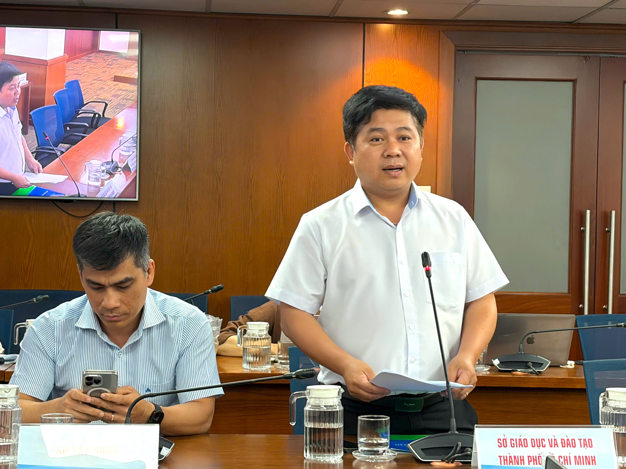 TPHCM: Bảo đảm học sinh lớp 1, lớp 6 học được học trường công lập - Ảnh 1.