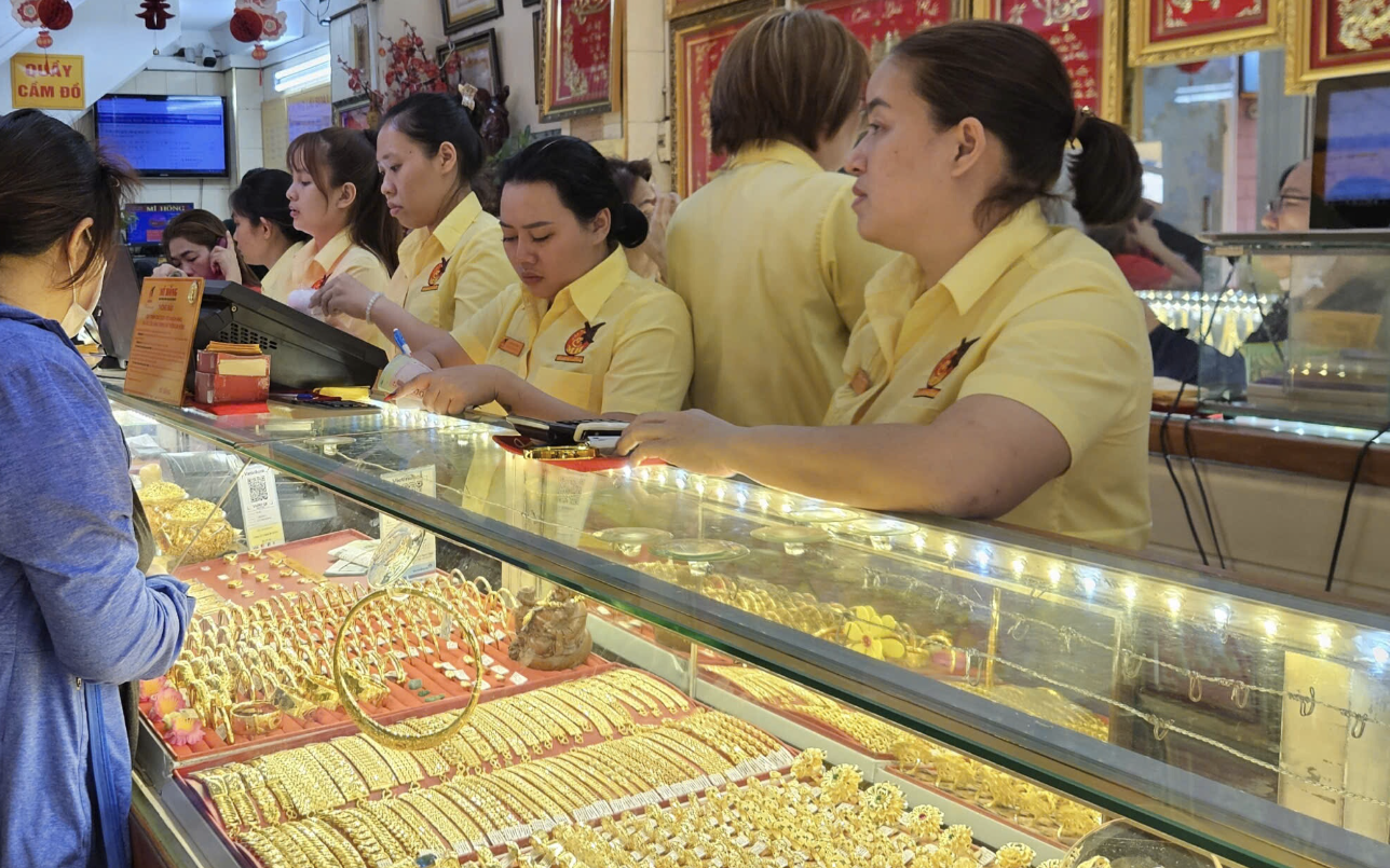 Gi&aacute; v&agrave;ng giảm bất ngờ giữa chiến sự Trung Đ&ocirc;ng căng thẳng năm 2026 - Ảnh 1.
