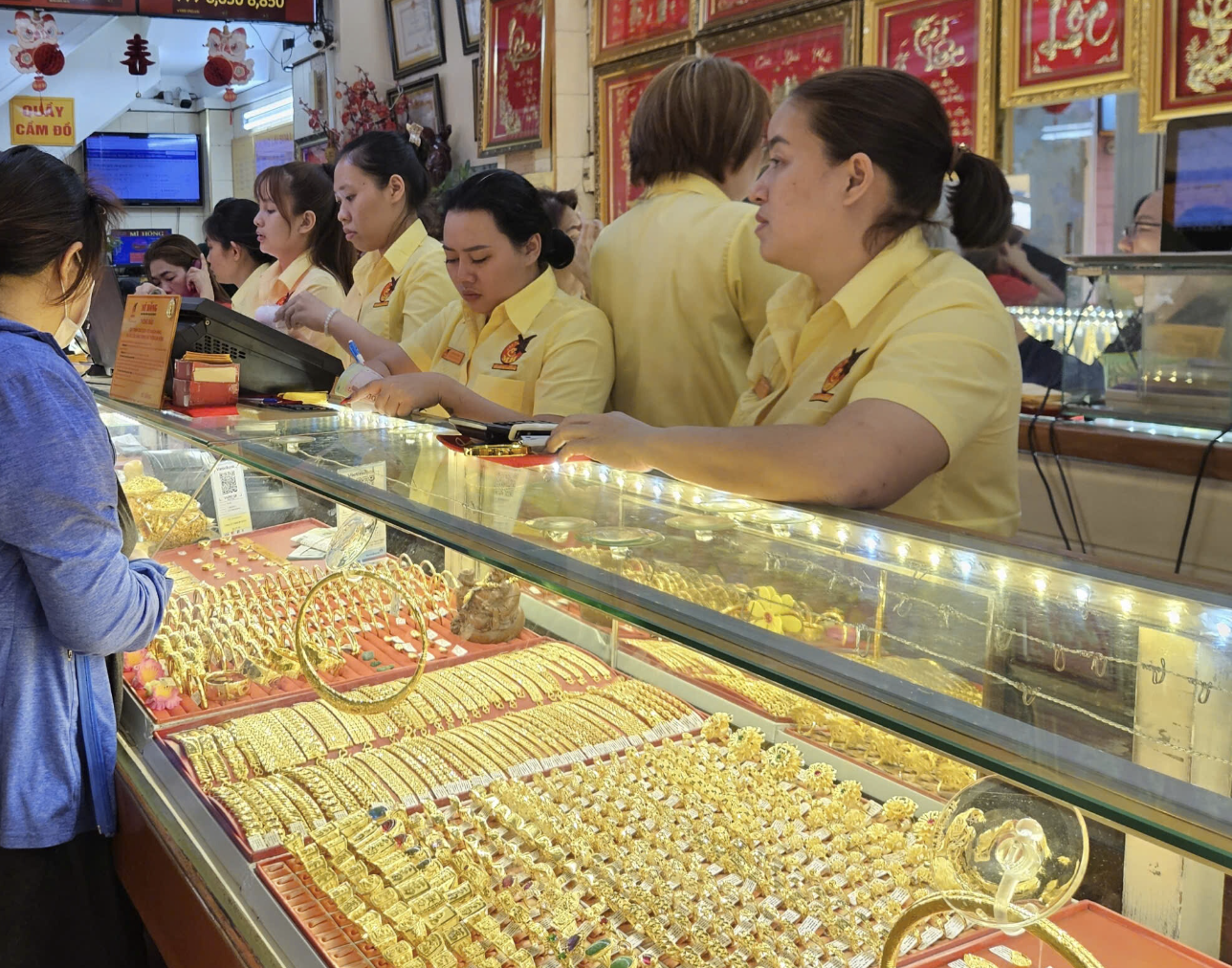 Gi&aacute; v&agrave;ng miếng SJC v&agrave; v&agrave;ng nhẫn giảm mạnh hơn 1 triệu đồng / lượng S&aacute;ng 2026 - Ảnh 2.