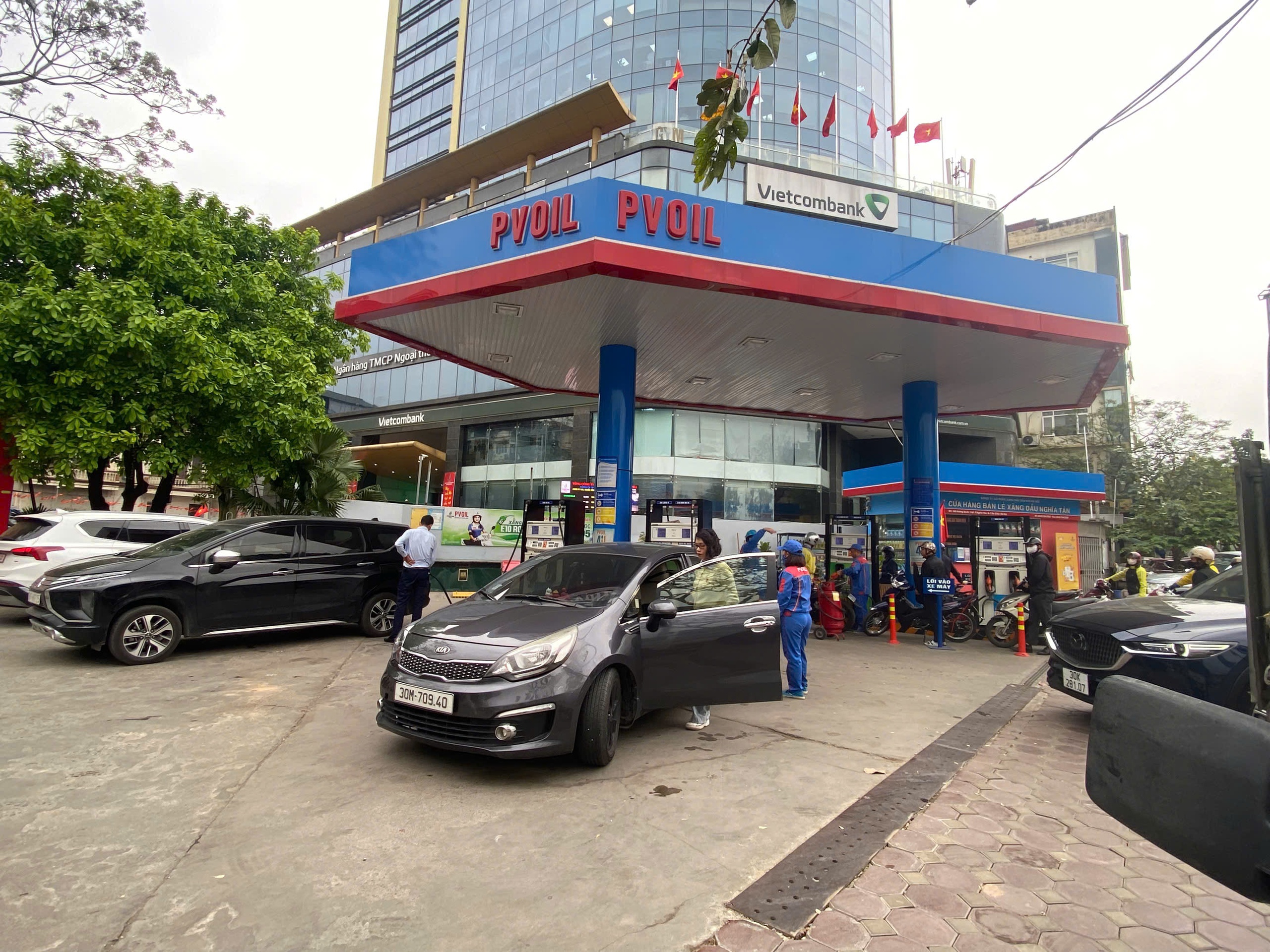 Gi&aacute; xăng dầu giảm s&acirc;u , c&acirc;y xăng H&agrave; Nội vắng vẻ Trong năm 2026 - Ảnh 3.