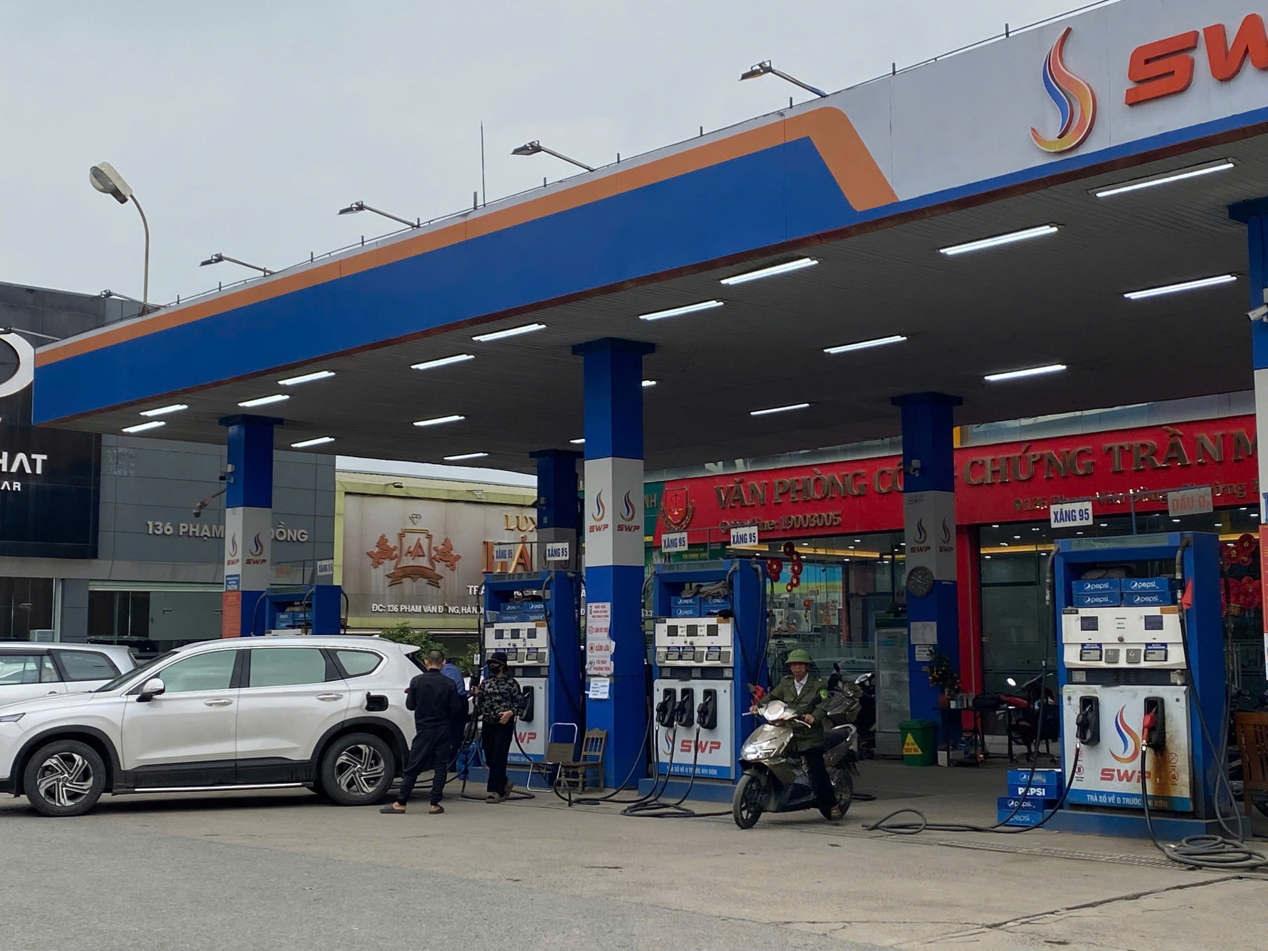 Gi&aacute; xăng dầu giảm s&acirc;u , c&acirc;y xăng H&agrave; Nội vắng vẻ Trong năm 2026 - Ảnh 4.