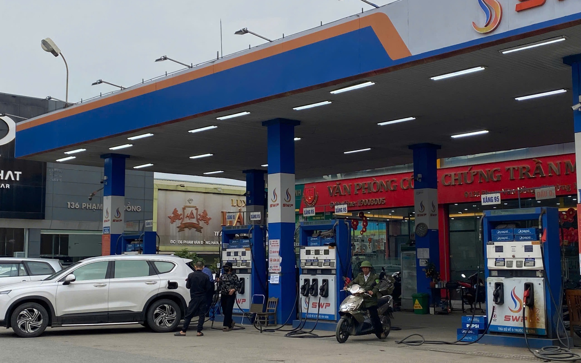 Cảnh tượng khác lạ tại cây xăng khi giá giảm sâu