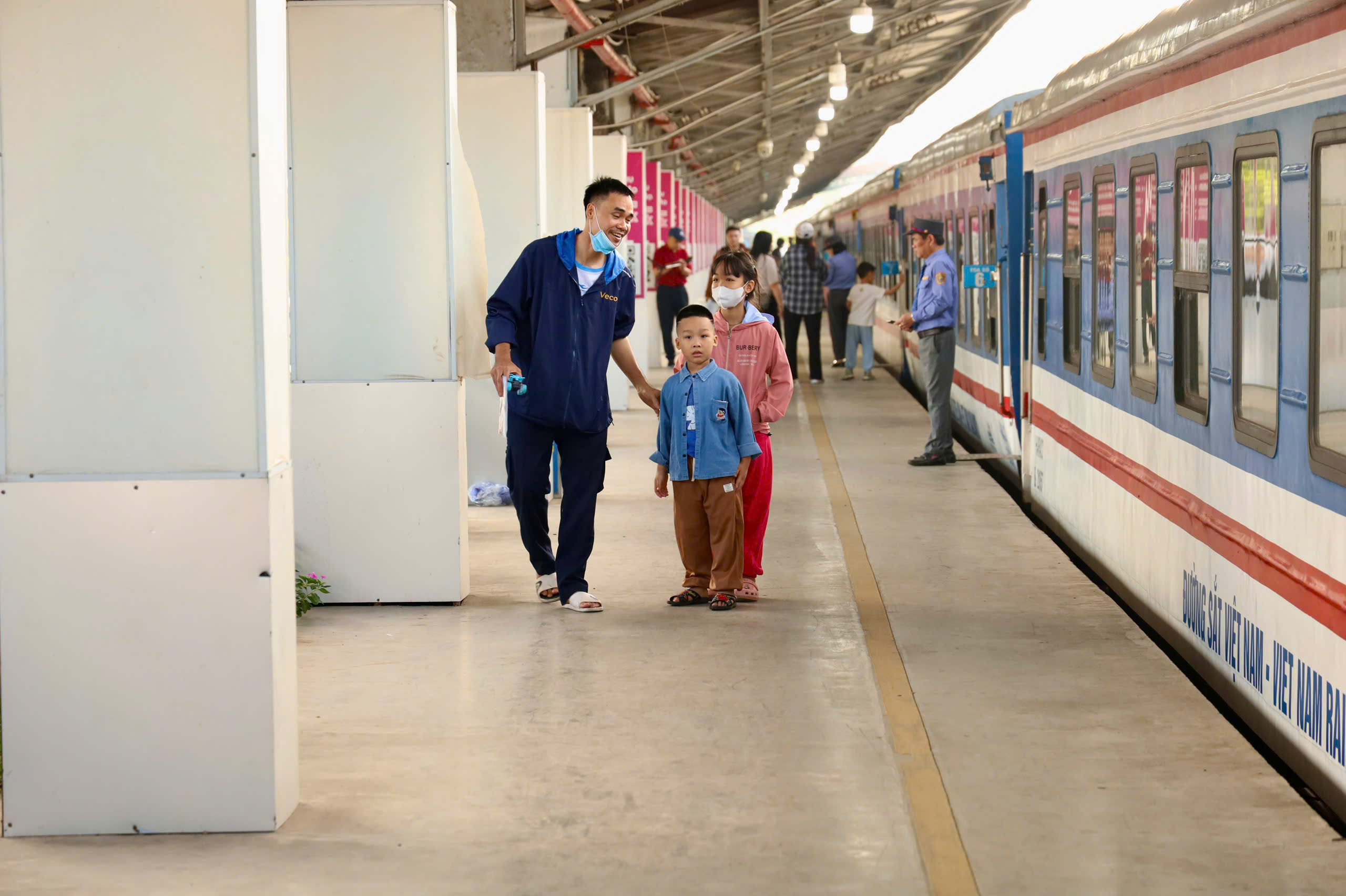 Từ 13-3, gi&aacute; v&eacute; t&agrave;u hỏa v&agrave; cước h&agrave;ng h&oacute;a đồng loạt giảm - Ảnh 1.
