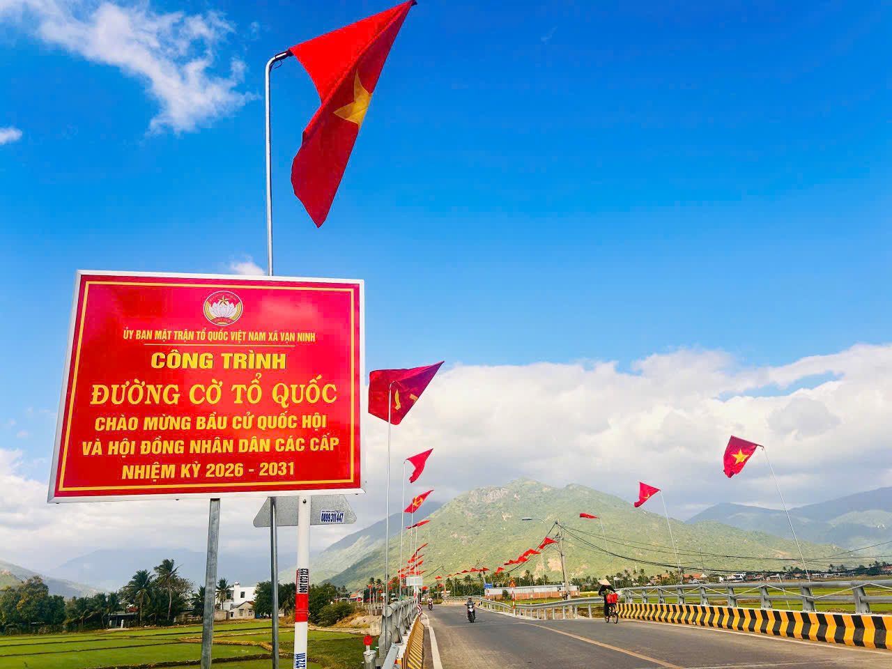Khánh thành "Đường cờ Tổ quốc" dài 3,5 km chào mừng ngày bầu cử - Ảnh 6.