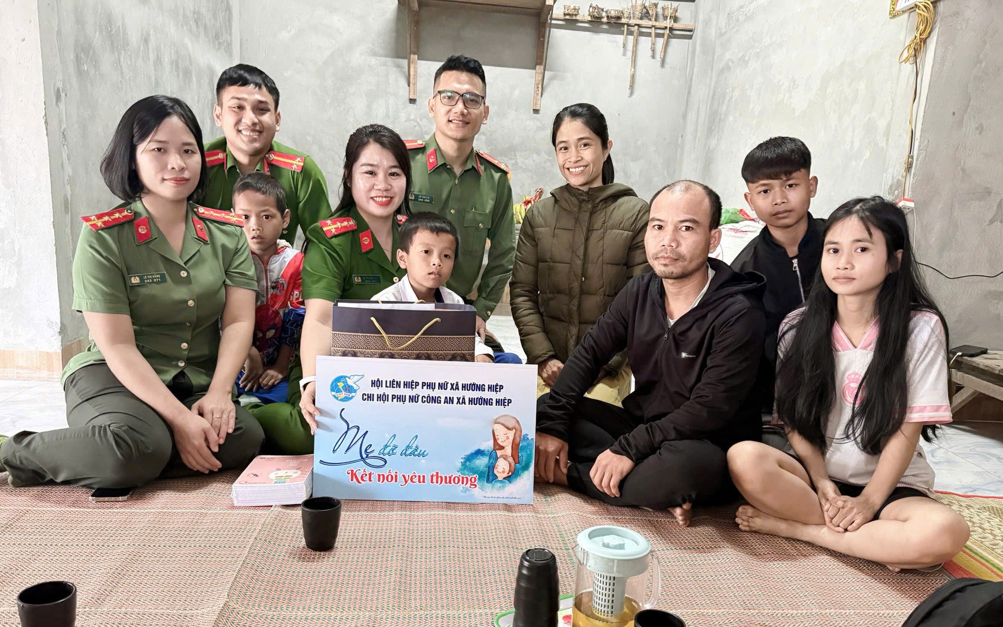 Các nữ chiến sĩ công an nhận đỡ đầu con của người mẹ trẻ tử vong do lũ cuốn.