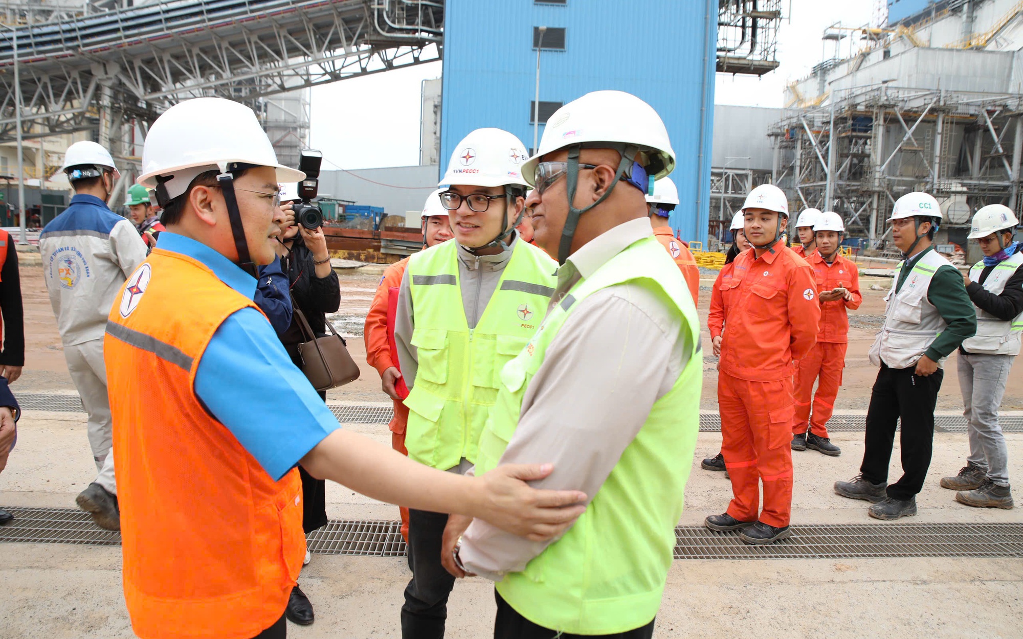 Chủ tịch Tổng LĐLĐ Việt Nam thăm, động viên người lao động tại Trung tâm Điện lực Quảng Trạch
