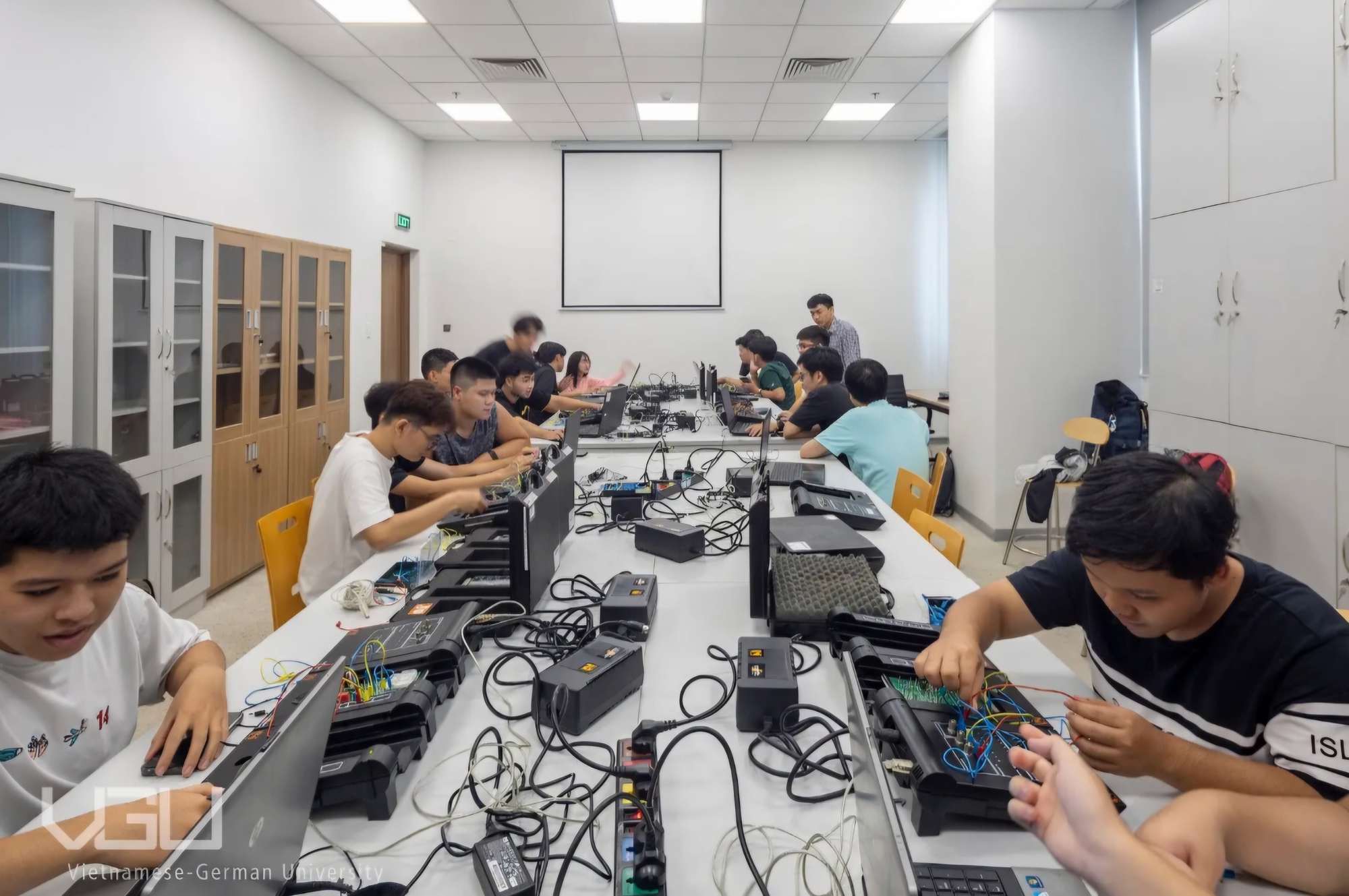 Cơ hội mới cho Việt Nam trong chuỗi gi&aacute; trị b&aacute;n dẫn to&agrave;n cầu - Ảnh 3.