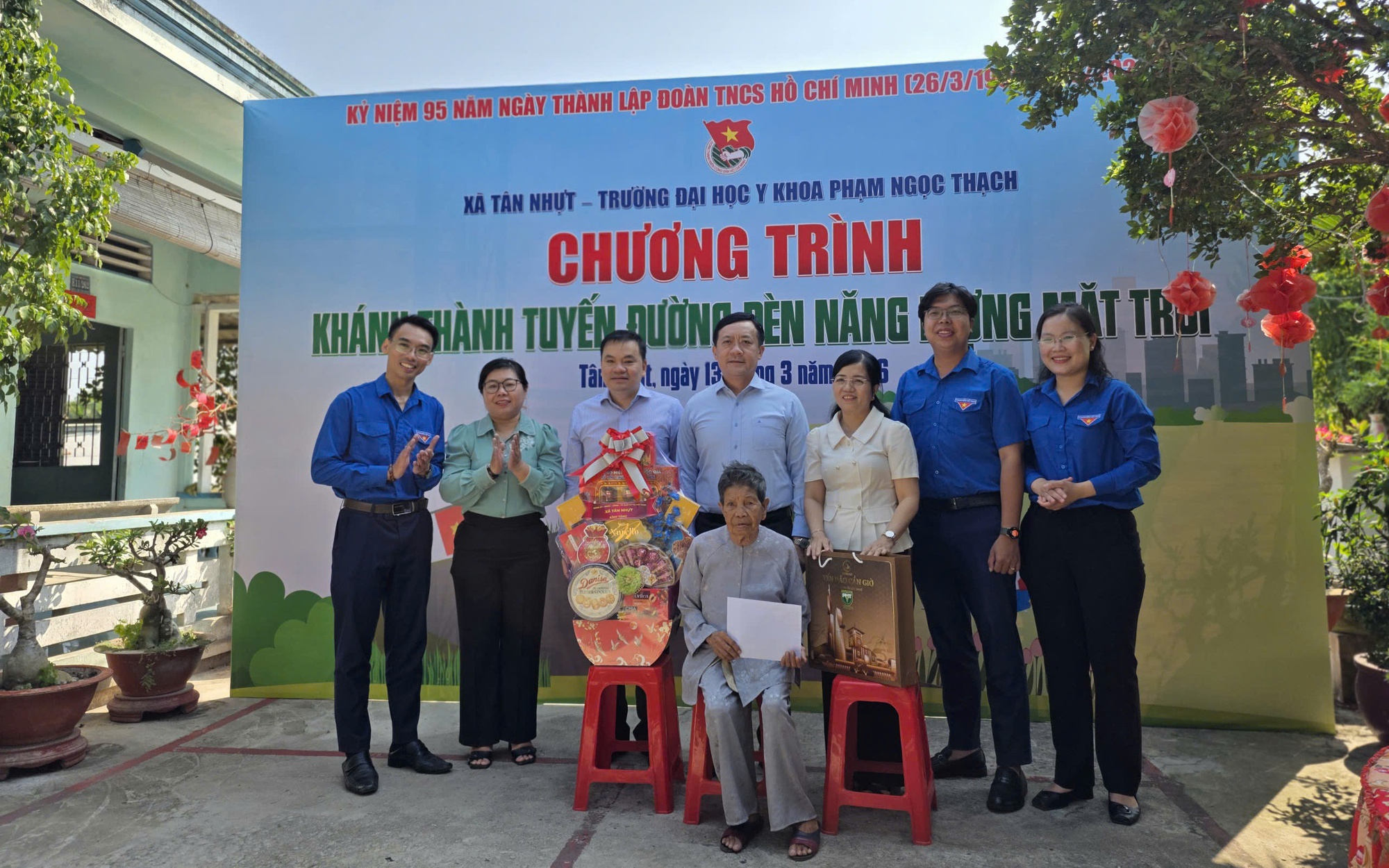 Thắp sáng con đường vào nhà Mẹ Việt Nam Anh hùng ở xã Tân Nhựt, TPHCM