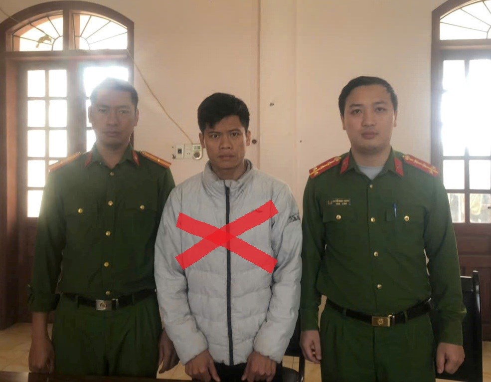 Khởi tố người đ&agrave;n &ocirc;ng k&eacute;o l&ecirc; bạn g&aacute;i l&ecirc;n g&aacute;i tr&ecirc;n đường - Ảnh 1.