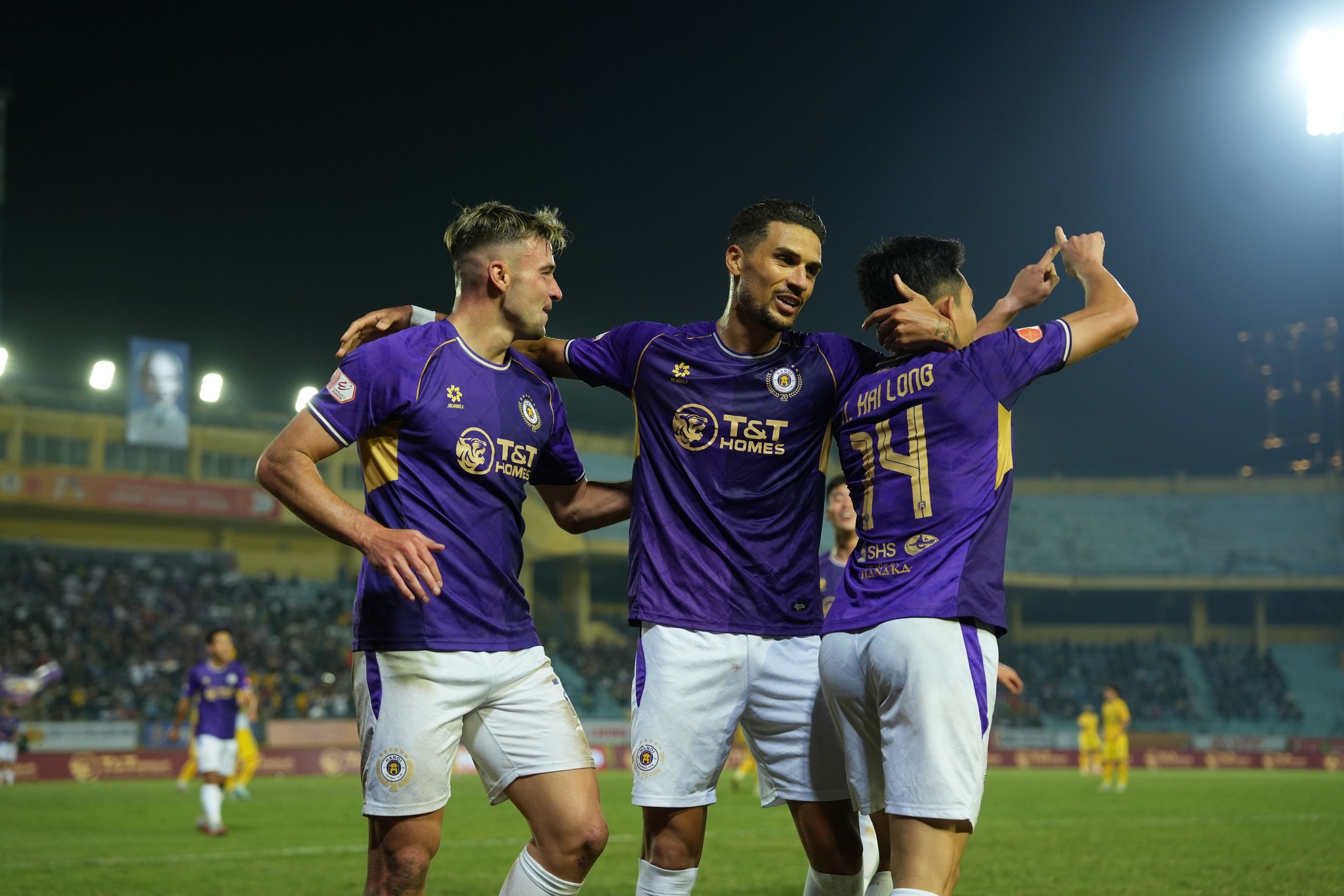 Hoàng Hên kiến tạo đẹp mắt, Hà Nội FC đè bẹp SLNA - Ảnh 1.