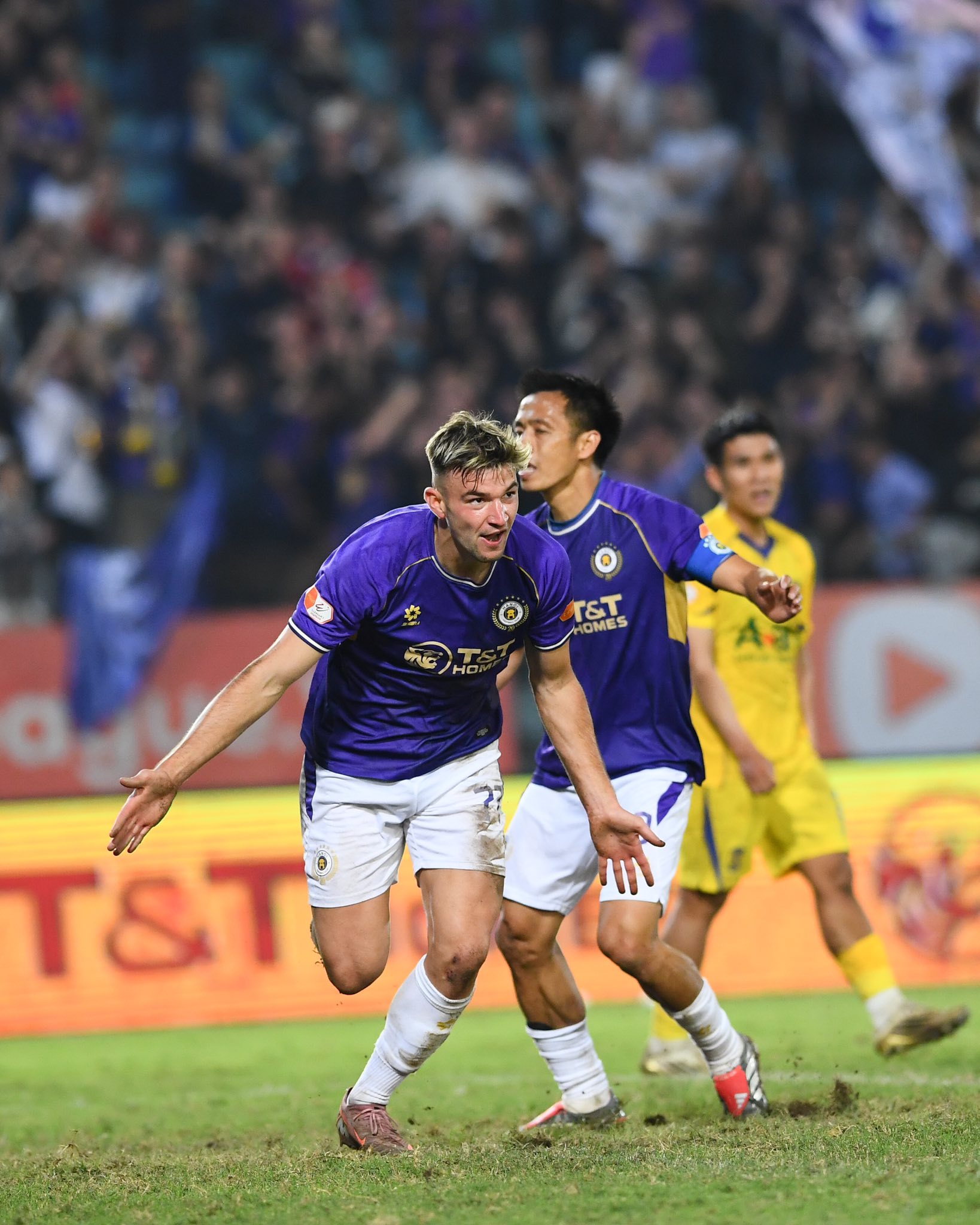 Hoàng Hên kiến tạo đẹp mắt, Hà Nội FC đè bẹp SLNA - Ảnh 2.