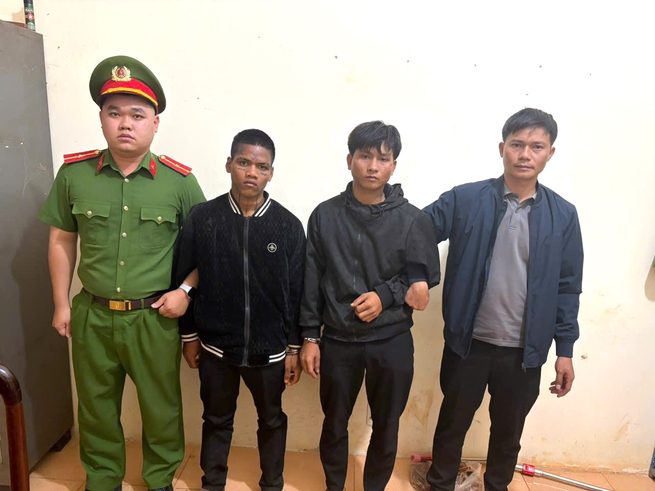 Bắt 2 đối tượng cướp t&agrave;i sản của người phụ nữ mua điều tại gia Lai - Ảnh 1.