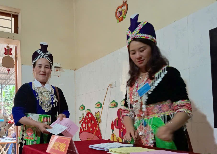 Cử tri ở 55 khu vực miền n&uacute;i, bi&ecirc;n giới Nghệ An h&acirc;n hoan đi bầu cử sớm - Ảnh 1.