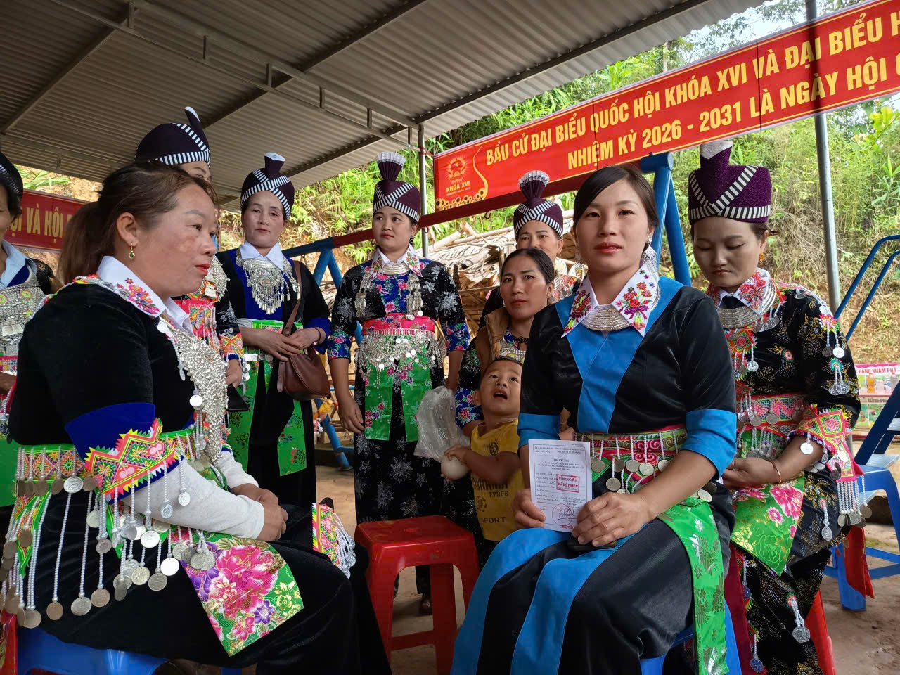 Cử tri ở 55 khu vực miền n&uacute;i, bi&ecirc;n giới Nghệ An h&acirc;n hoan đi bầu cử sớm - Ảnh 2.