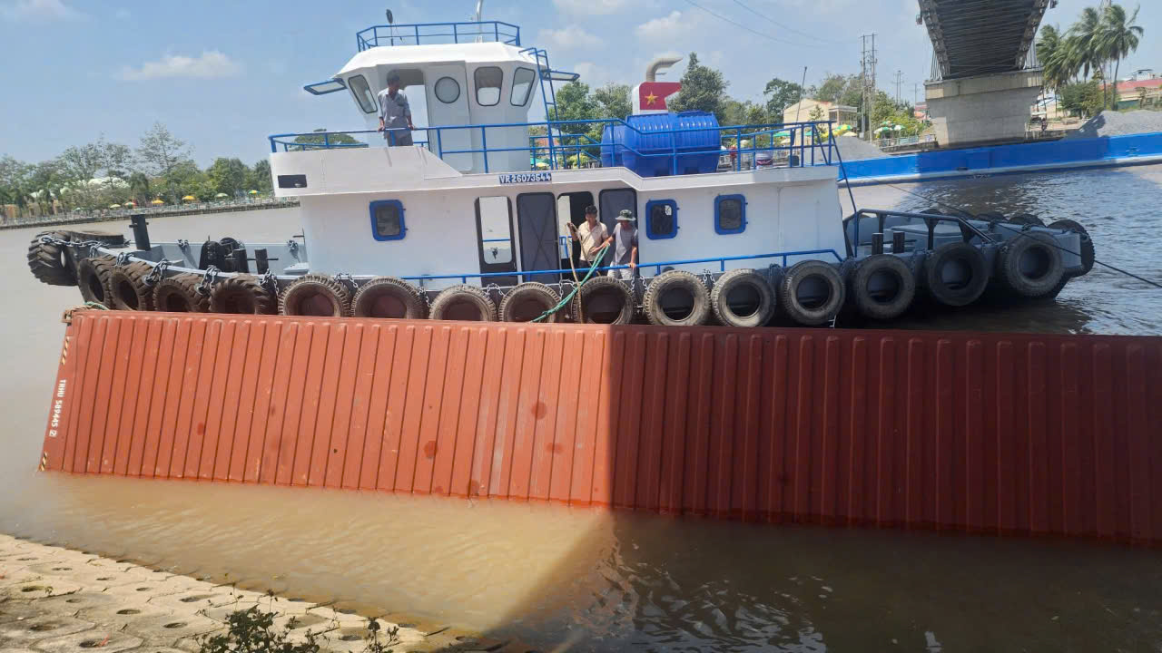 Khoảnh khắc trục vớt container rơi xuống kênh Chợ Gạo - Ảnh 1.