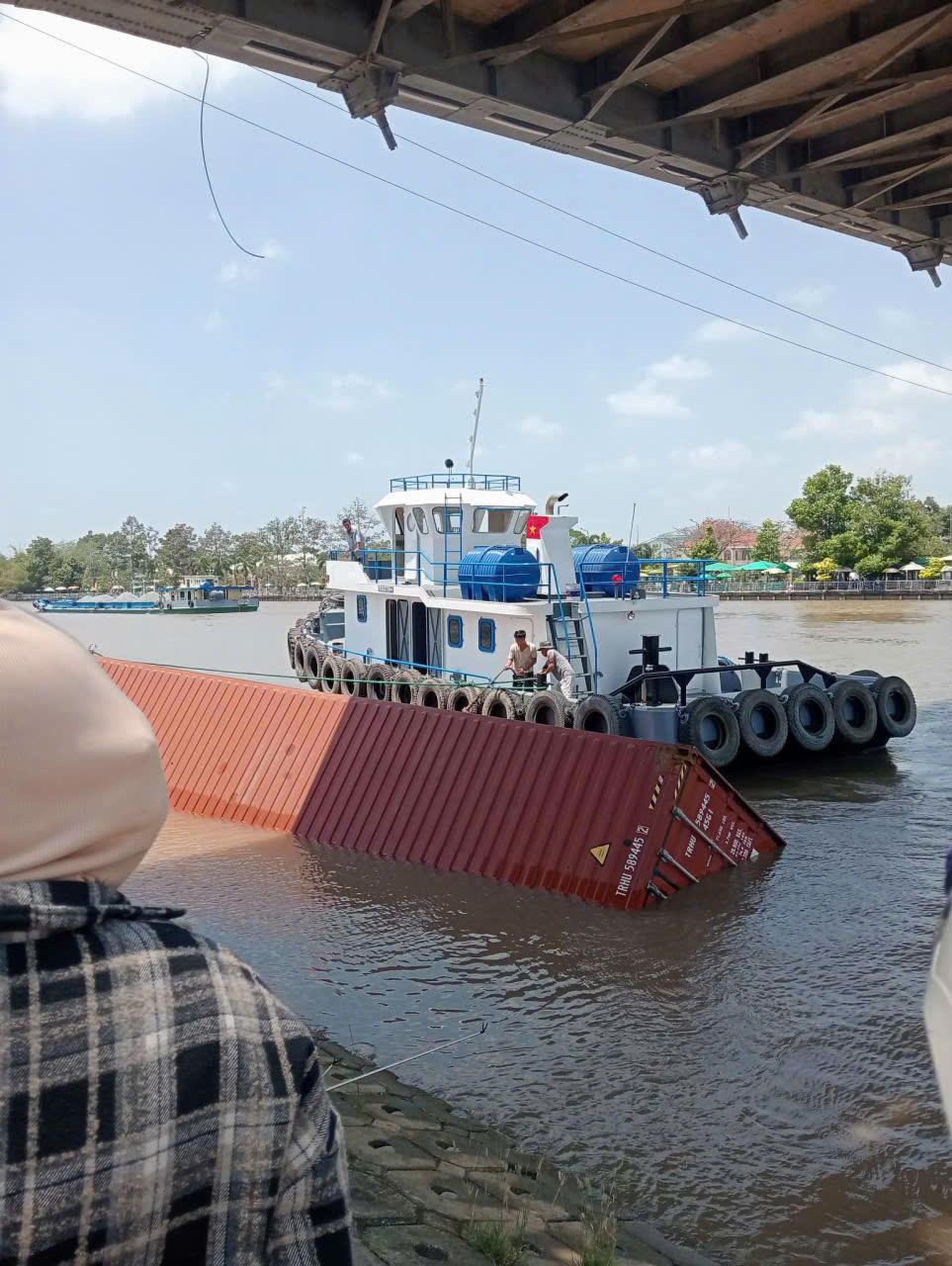 Khoảnh khắc trục vớt container rơi xuống kênh Chợ Gạo - Ảnh 2.