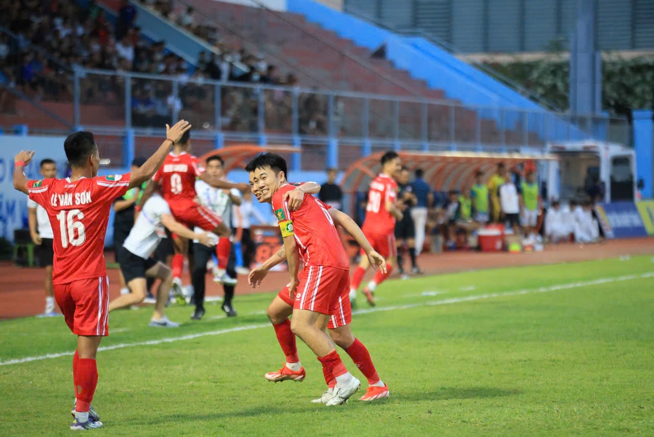 Xu&acirc;n Trường tỏa s&aacute;ng, Đồng Nai thắng Kh&aacute;nh H&ograve;a 2-0 x&acirc;y chắc ng&ocirc;i đầu - Ảnh 1.