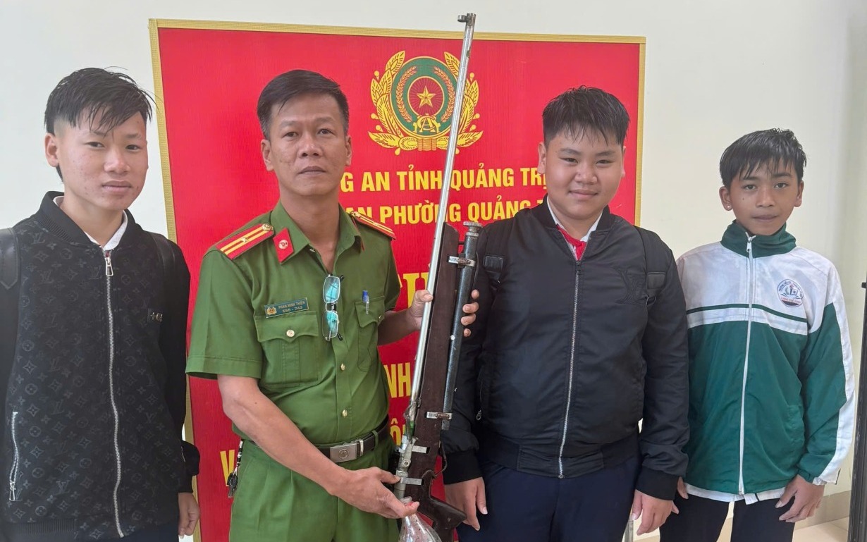 Nhặt được "vật lạ" tại đoạn đường vắng, nhóm nam sinh lập tức giao nộp