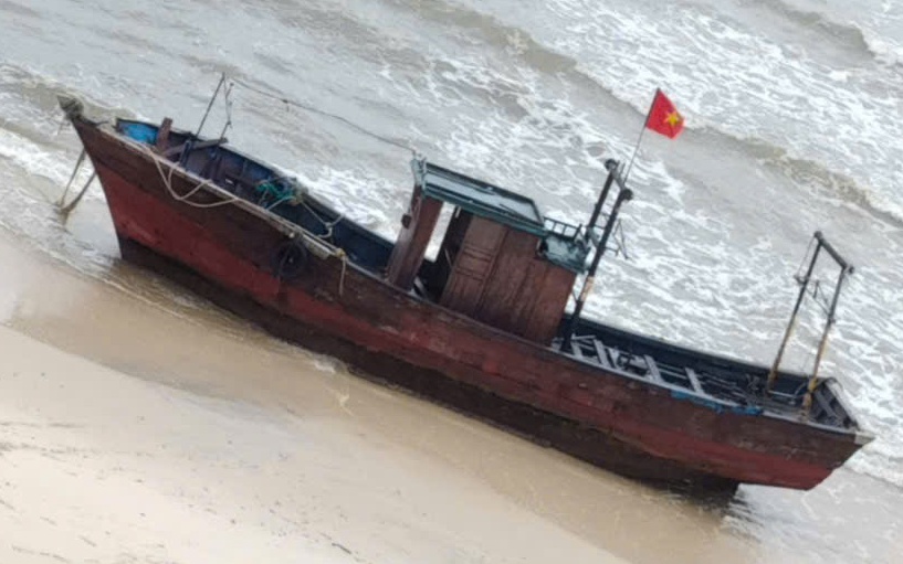 Tàu gỗ dài 15m, không người dạt vào bờ biển Quảng Trị