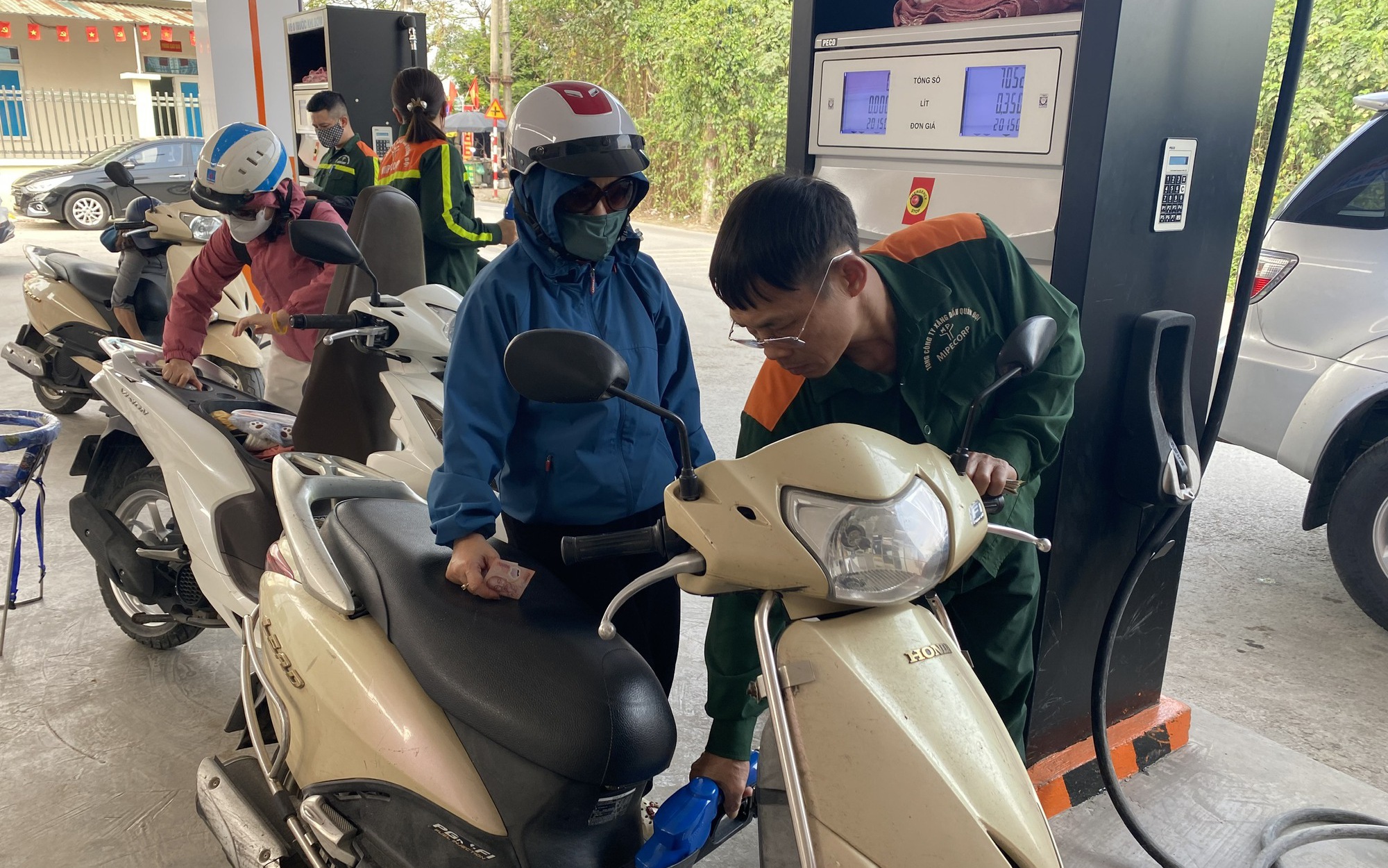 Bộ Công Thương thông báo giữ nguyên giá xăng dầu