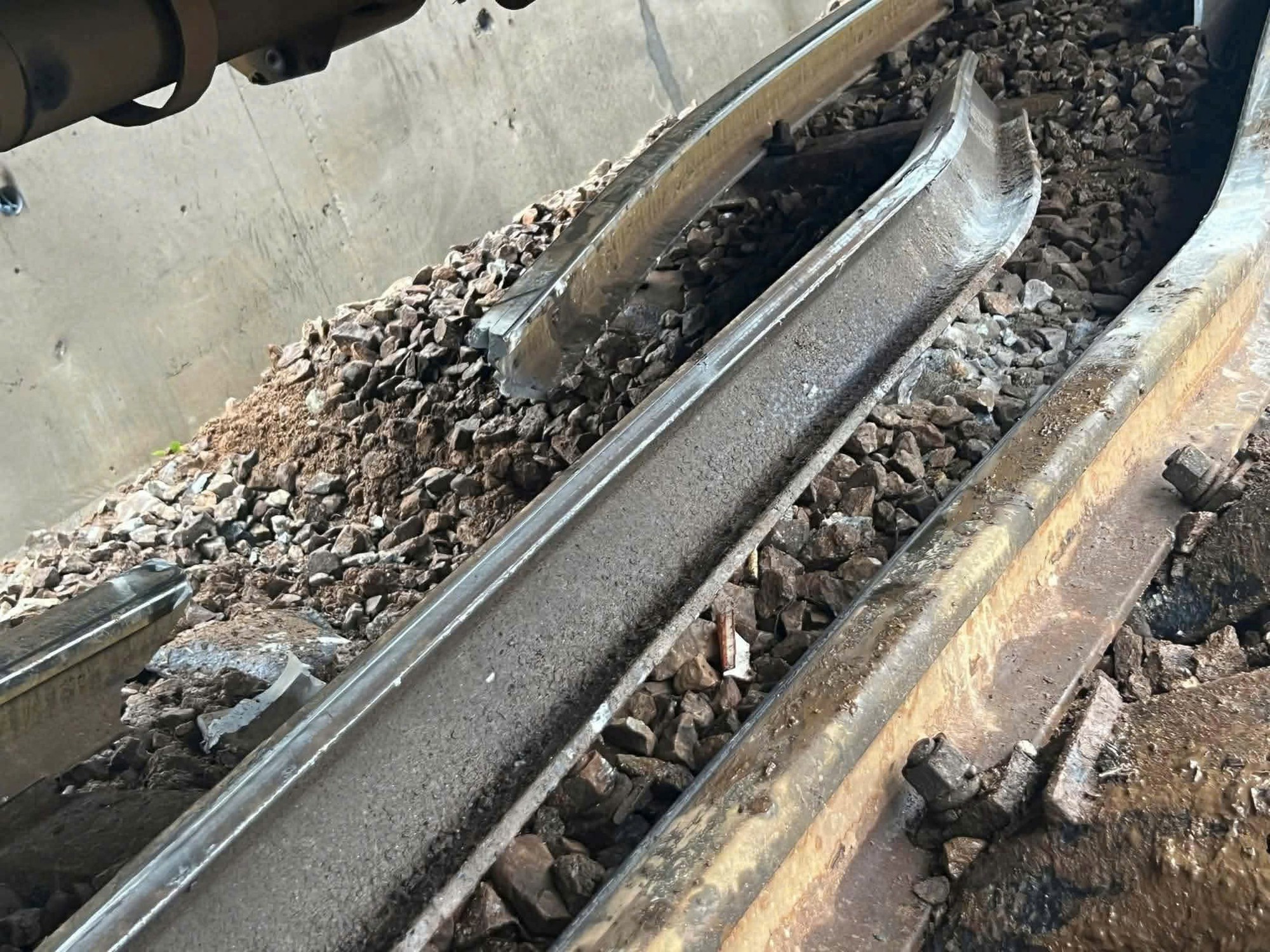 Sự cố đường sắt qua đ&egrave;o Hải V&acirc;n - Ảnh 2.