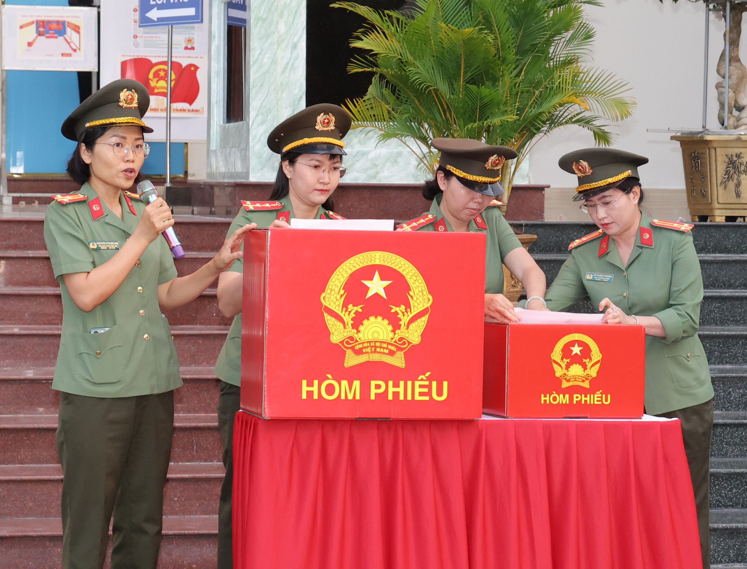 Hơn 2.000 cử tri thuộc lực lượng C&ocirc;ng an TP Cần Thơ bầu cử sớm - Ảnh 7.