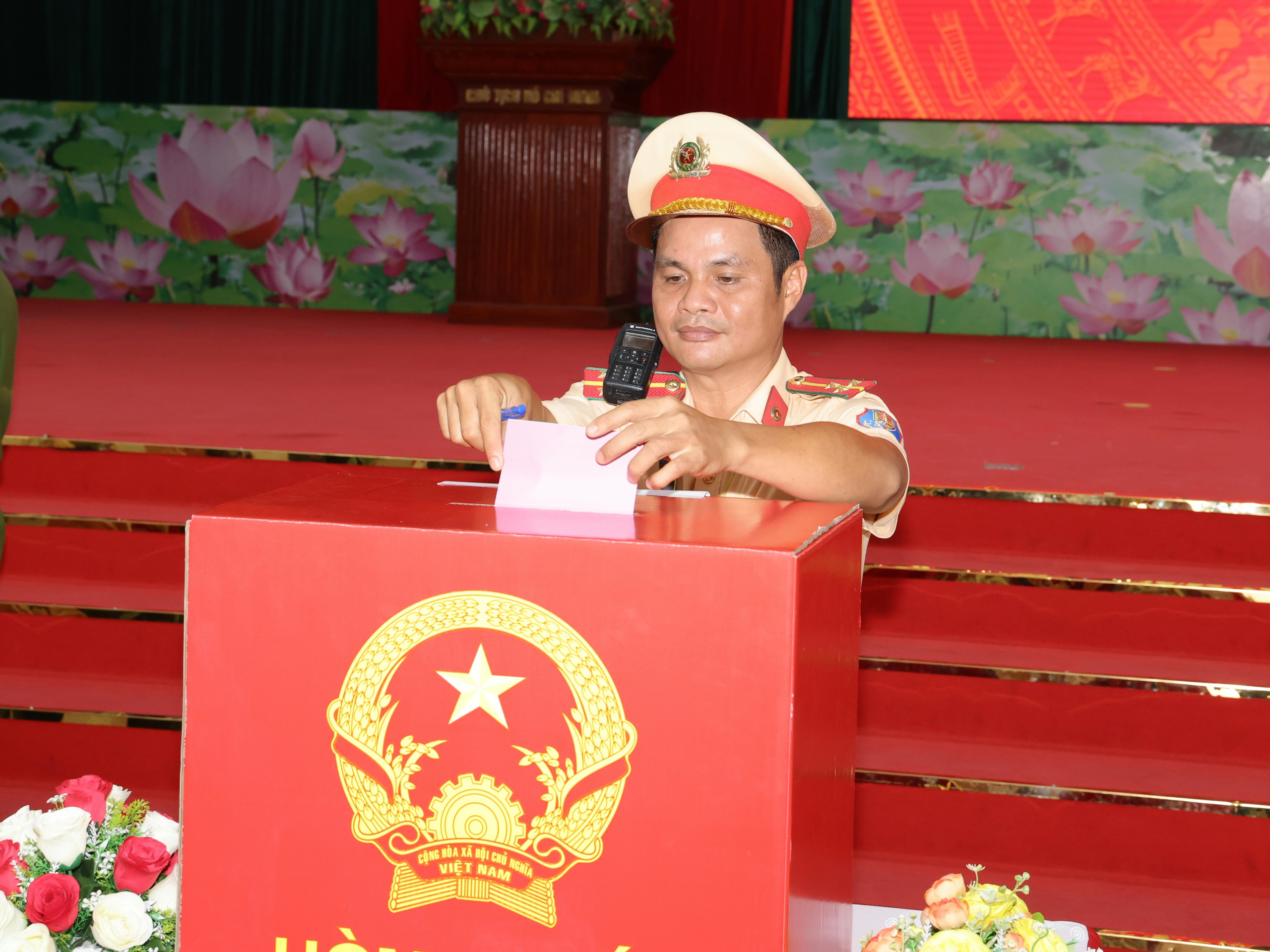Hơn 2.000 cử tri thuộc lực lượng C&ocirc;ng an TP Cần Thơ bầu cử sớm - Ảnh 10.
