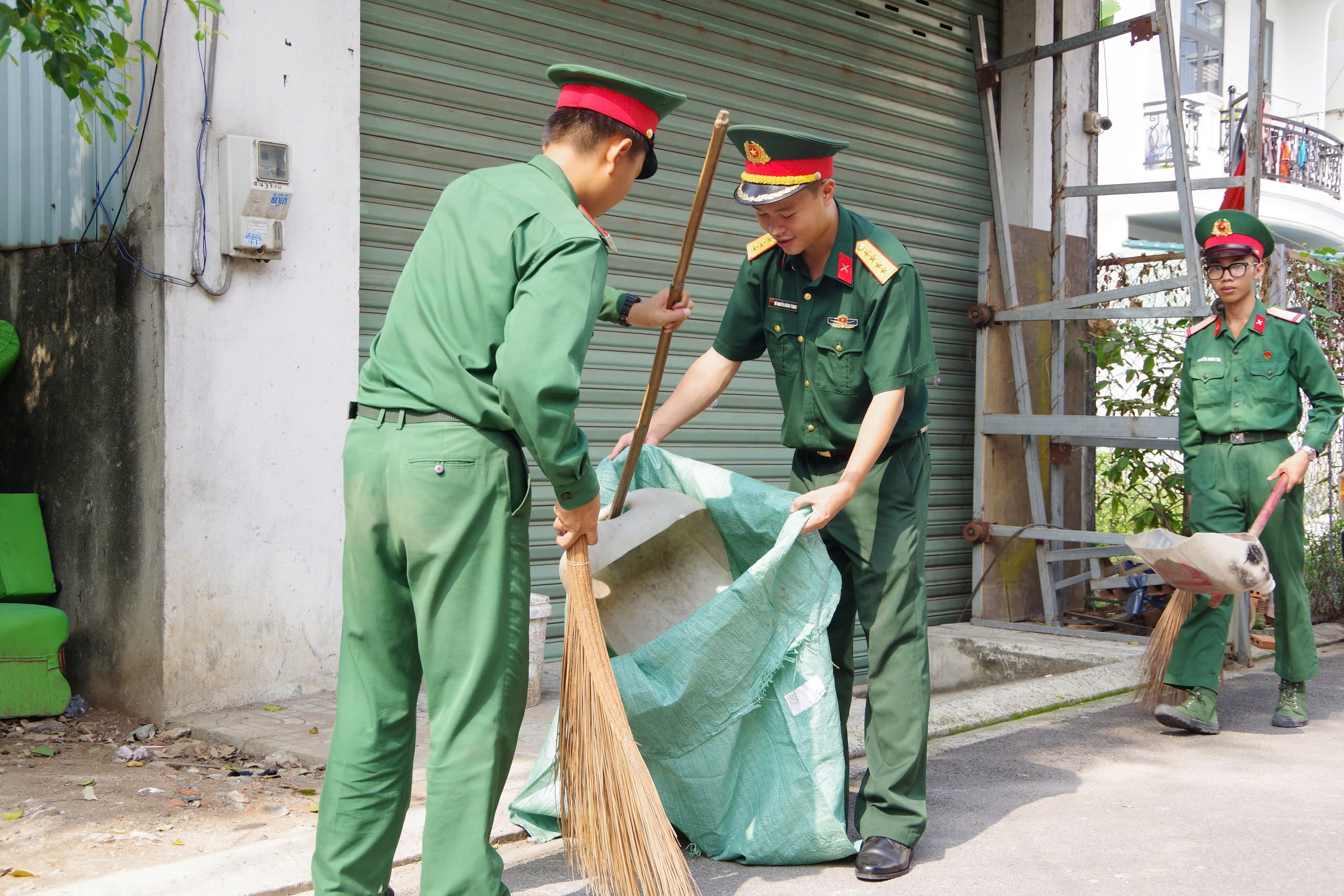 Rực rỡ tuyến đường cờ Tổ quốc ch&agrave;o mừng Ng&agrave;y hội non s&ocirc;ng tại TPHCM - Ảnh 4.
