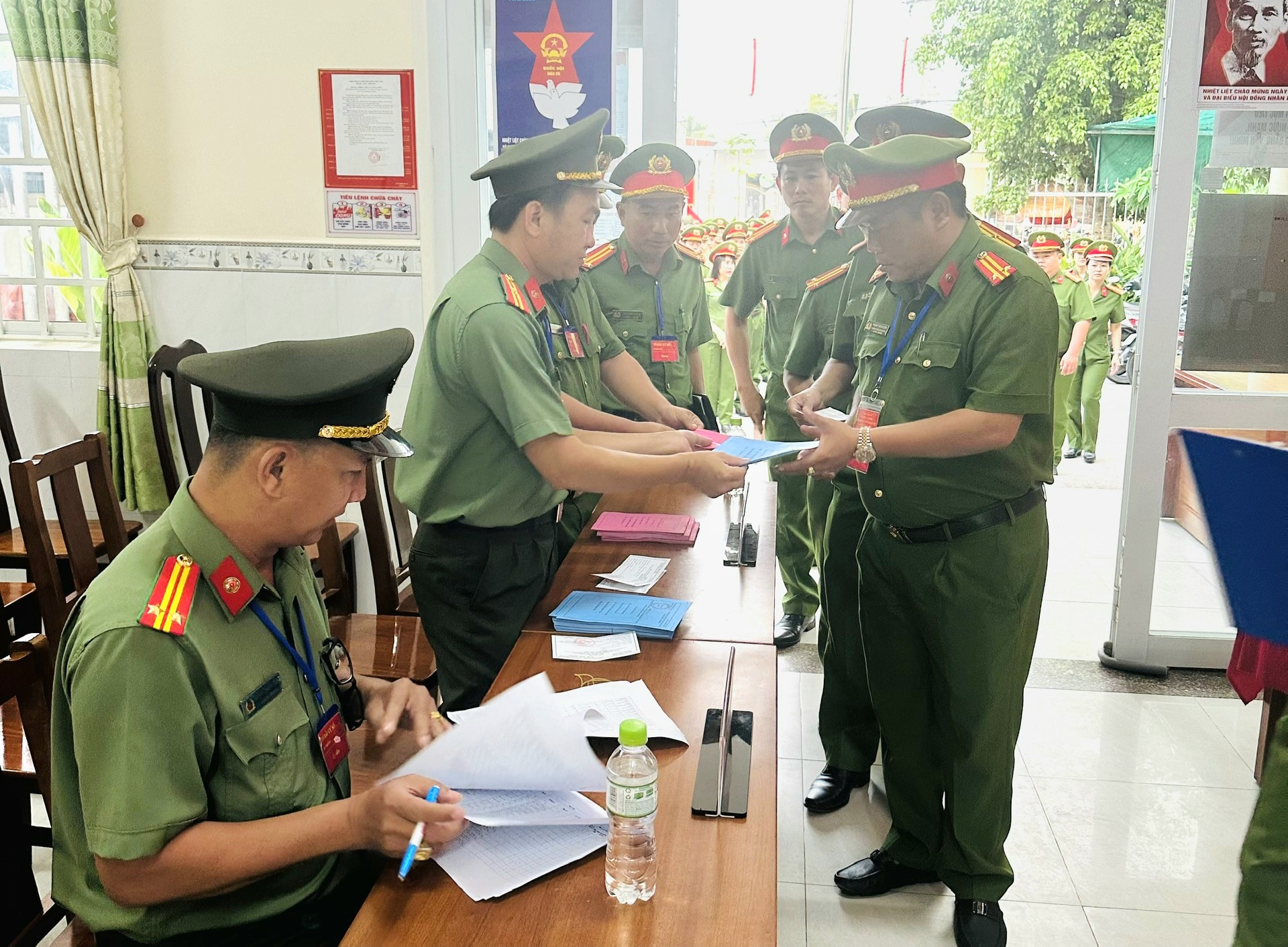 Hơn 2.000 cử tri thuộc lực lượng C&ocirc;ng an TP Cần Thơ bầu cử sớm - Ảnh 13.